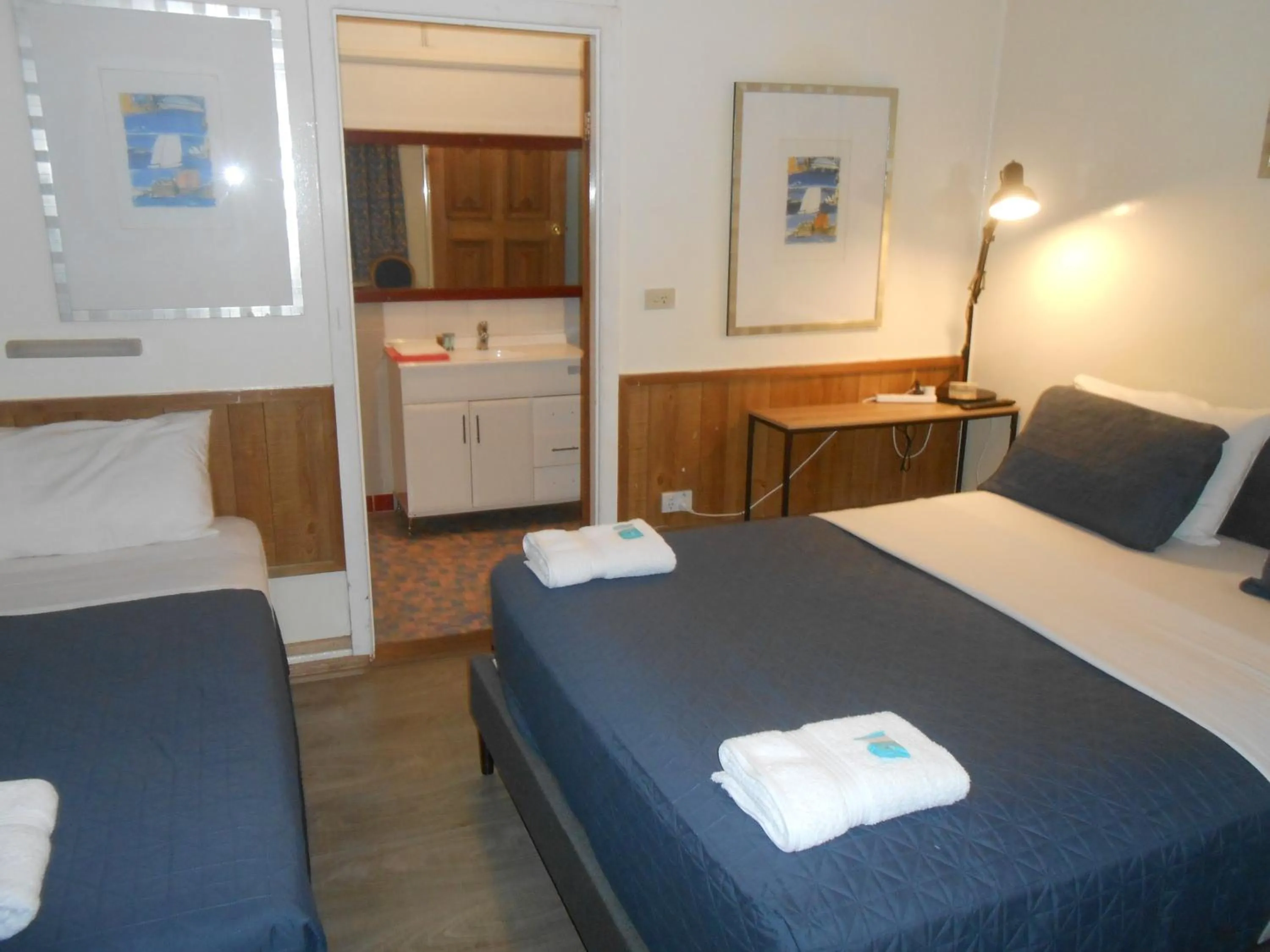 Bed in Mount View Motel