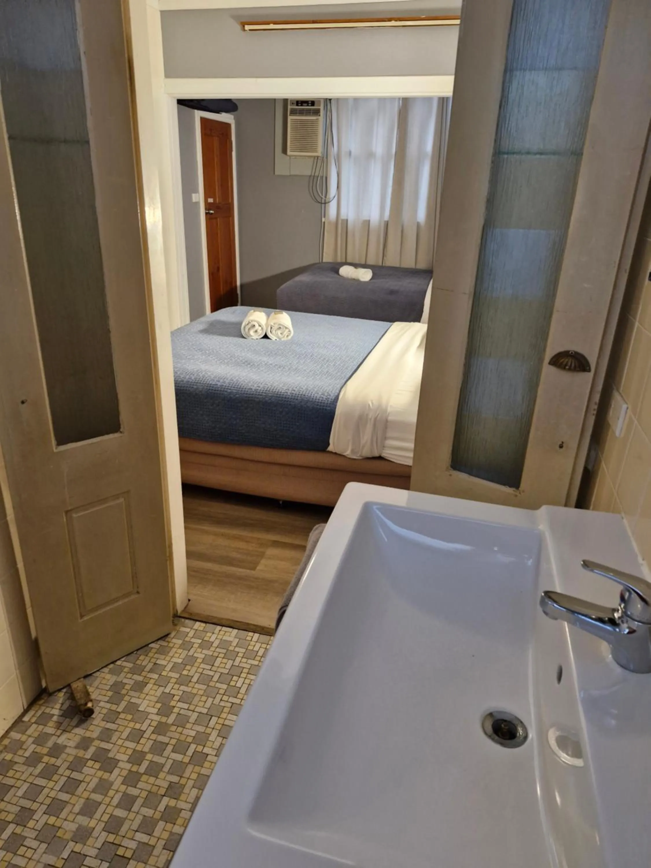 Bed in Mount View Motel