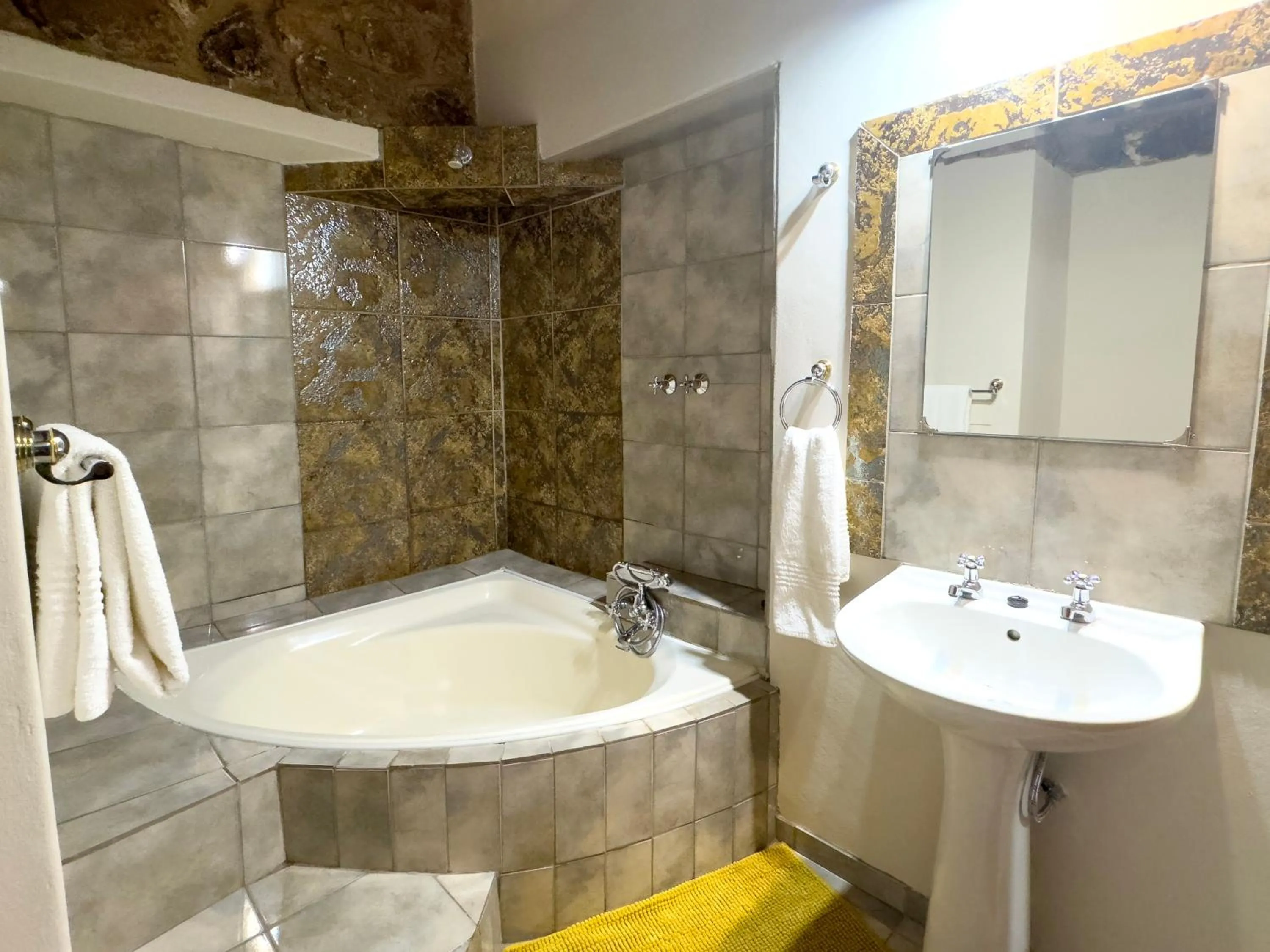 Centurion Guest House and Lodge