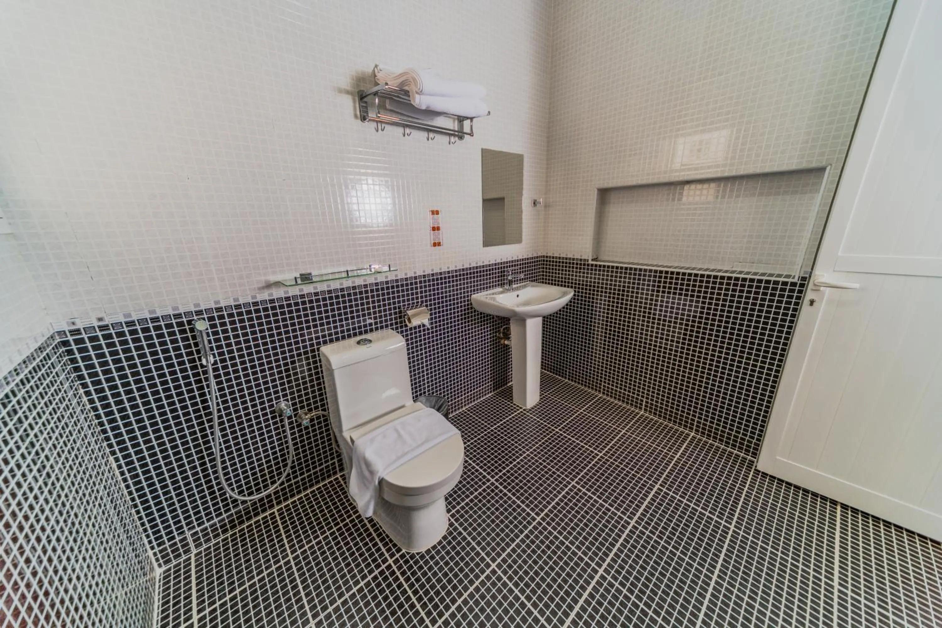 Toilet in Zaki Hotel Apartment
