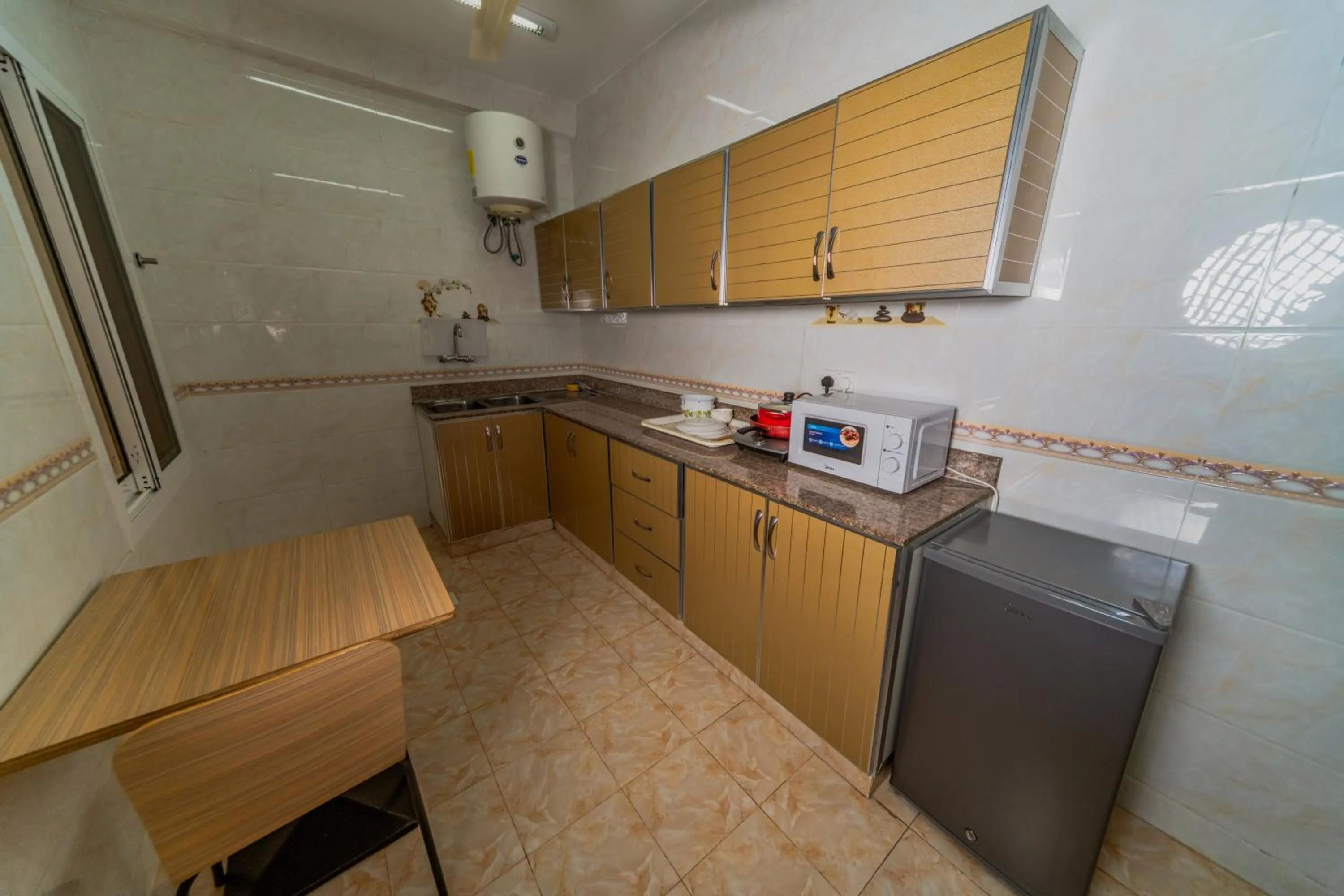 Kitchen or kitchenette in Zaki Hotel Apartment