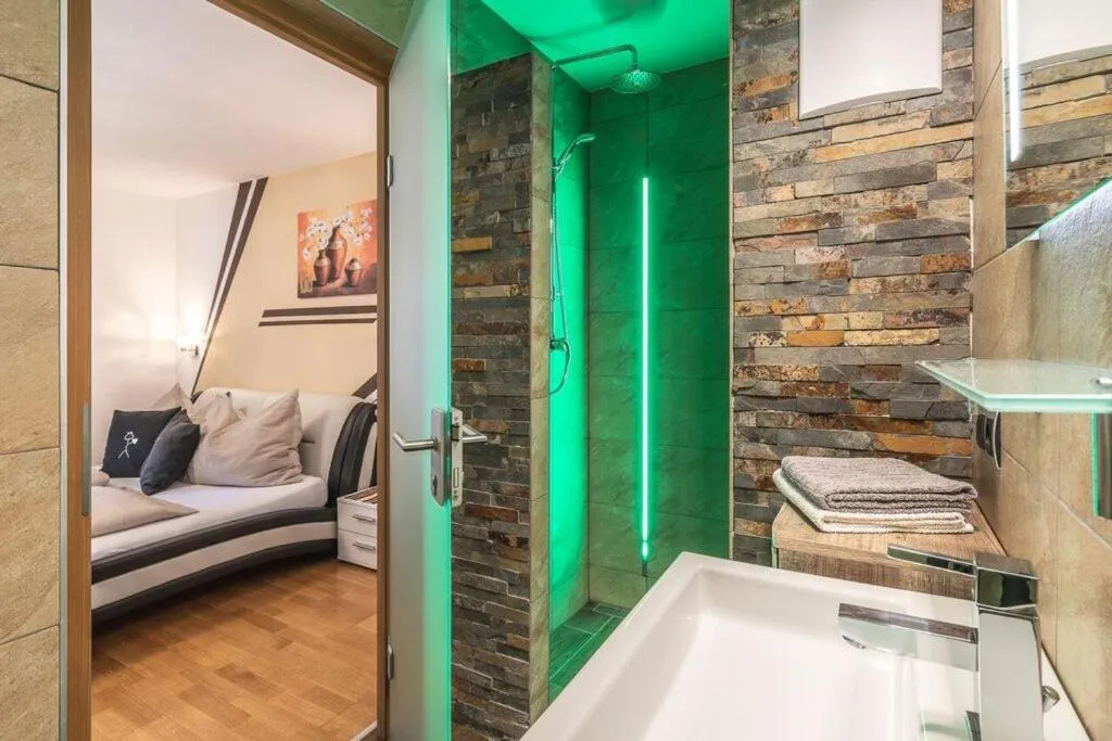 Shower, Bed in XL Appartements Steinhaus