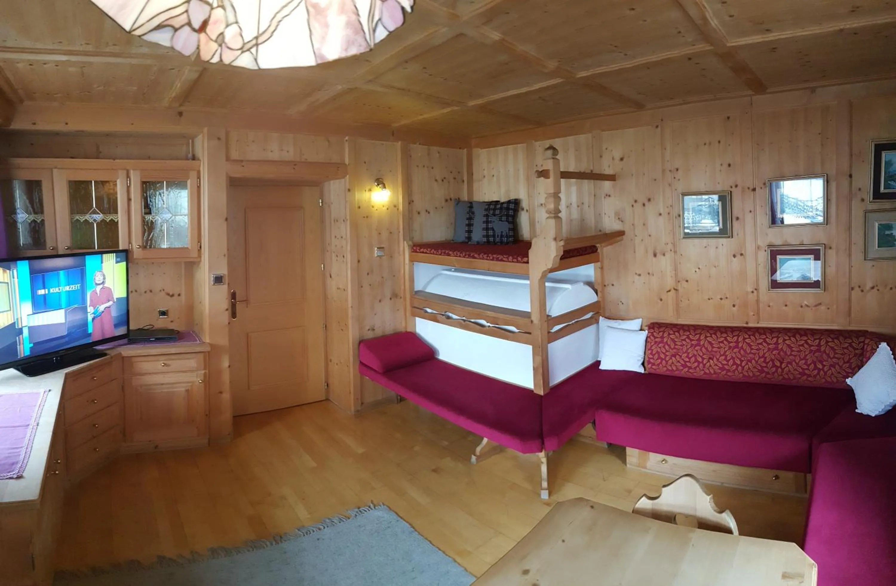 Decorative detail, Bed in XL Appartements Steinhaus