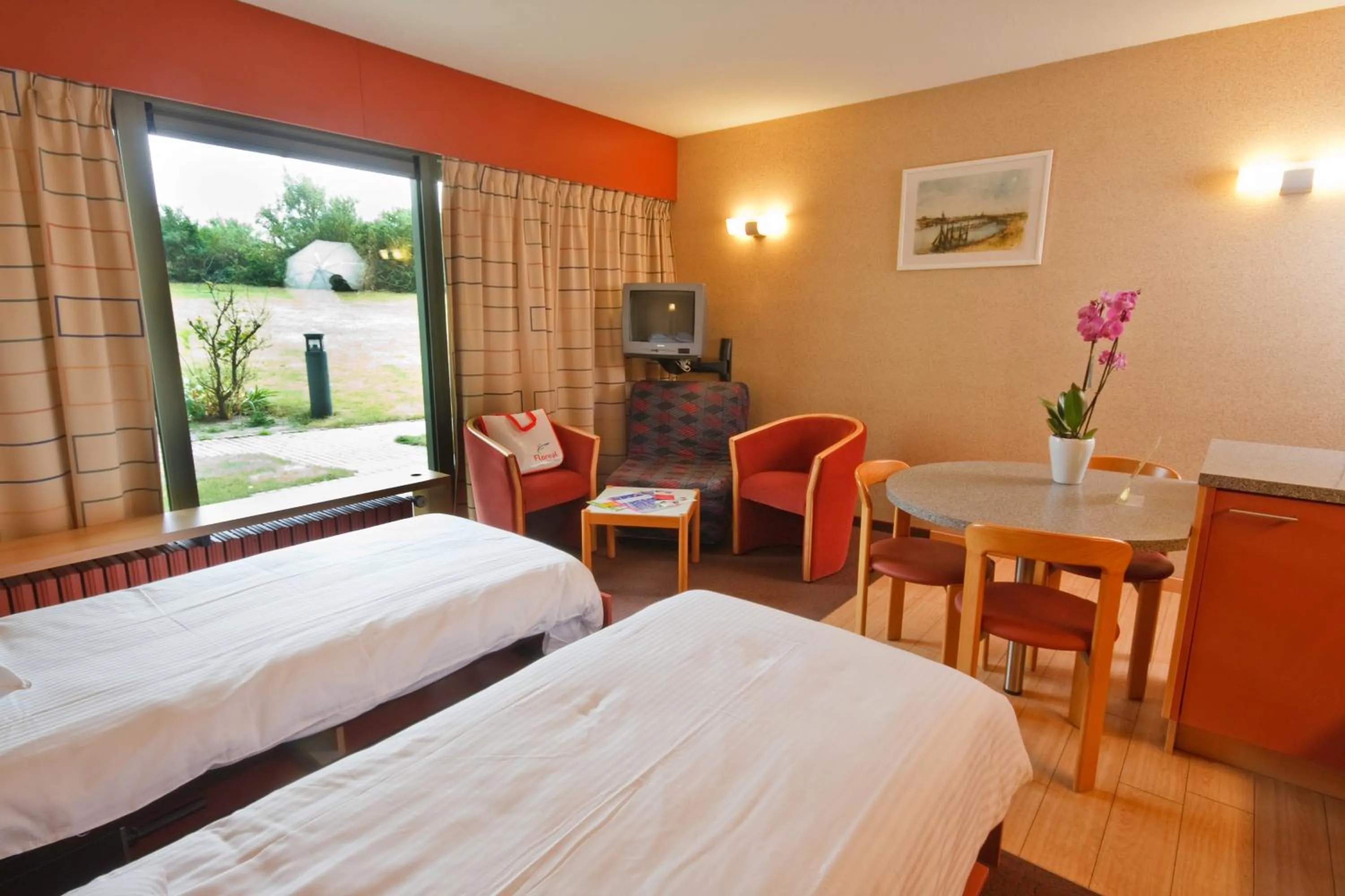 Dining area, Bed in Floreal Nieuwpoort