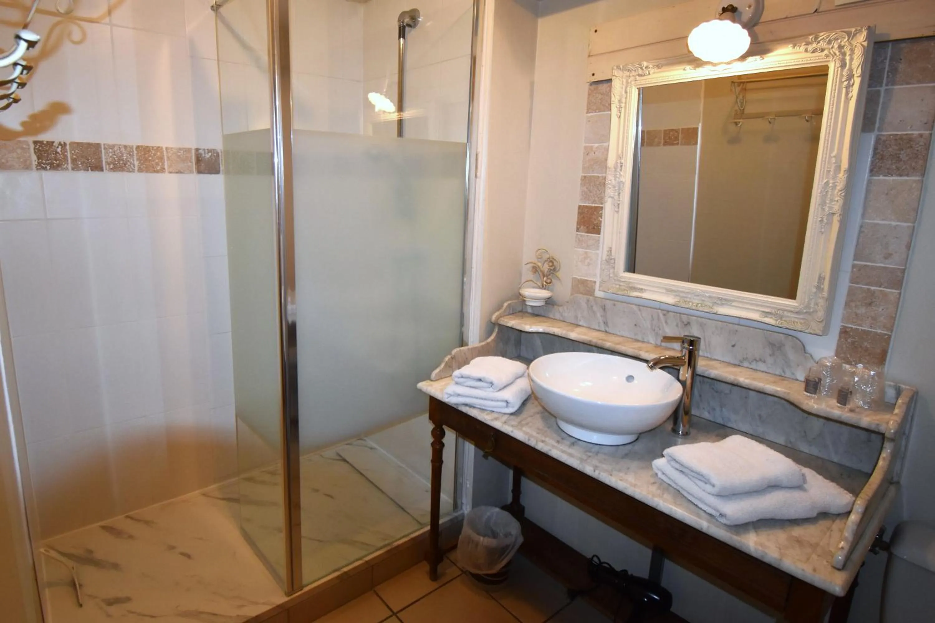 Shower in La Clé des Bois