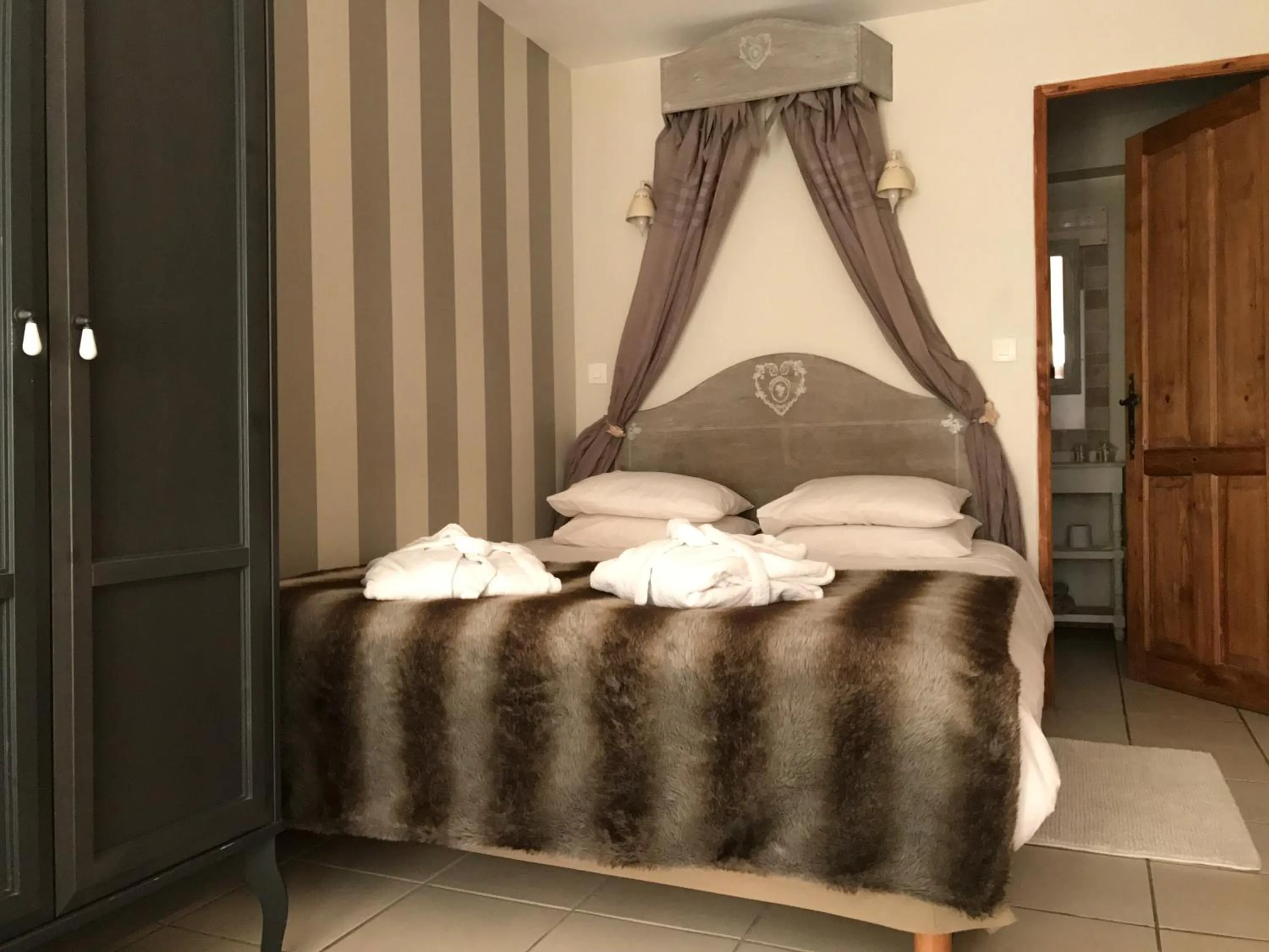 Decorative detail, Bed in La Clé des Bois