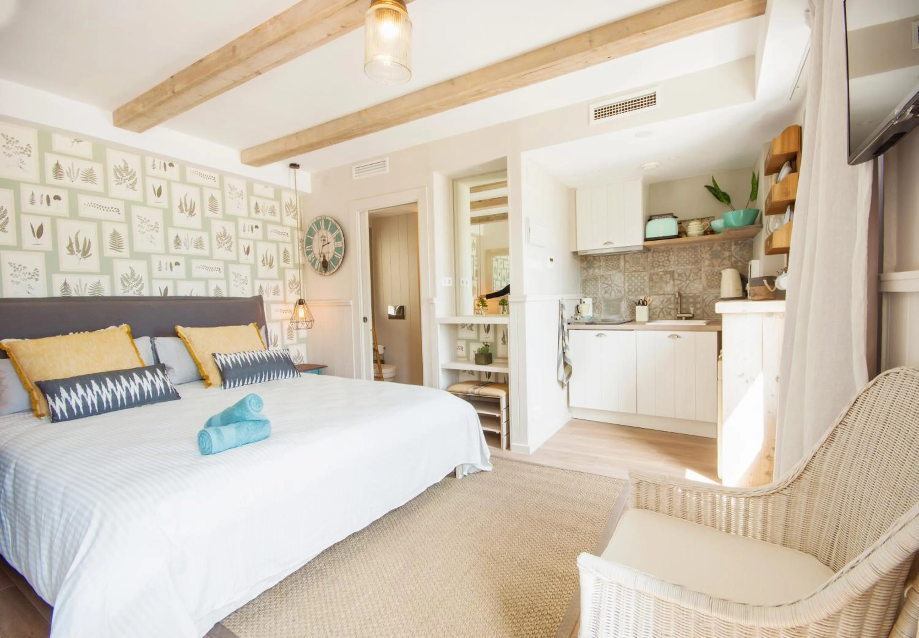 Kitchen or kitchenette, Bed in The Beach House Studios & Suites
