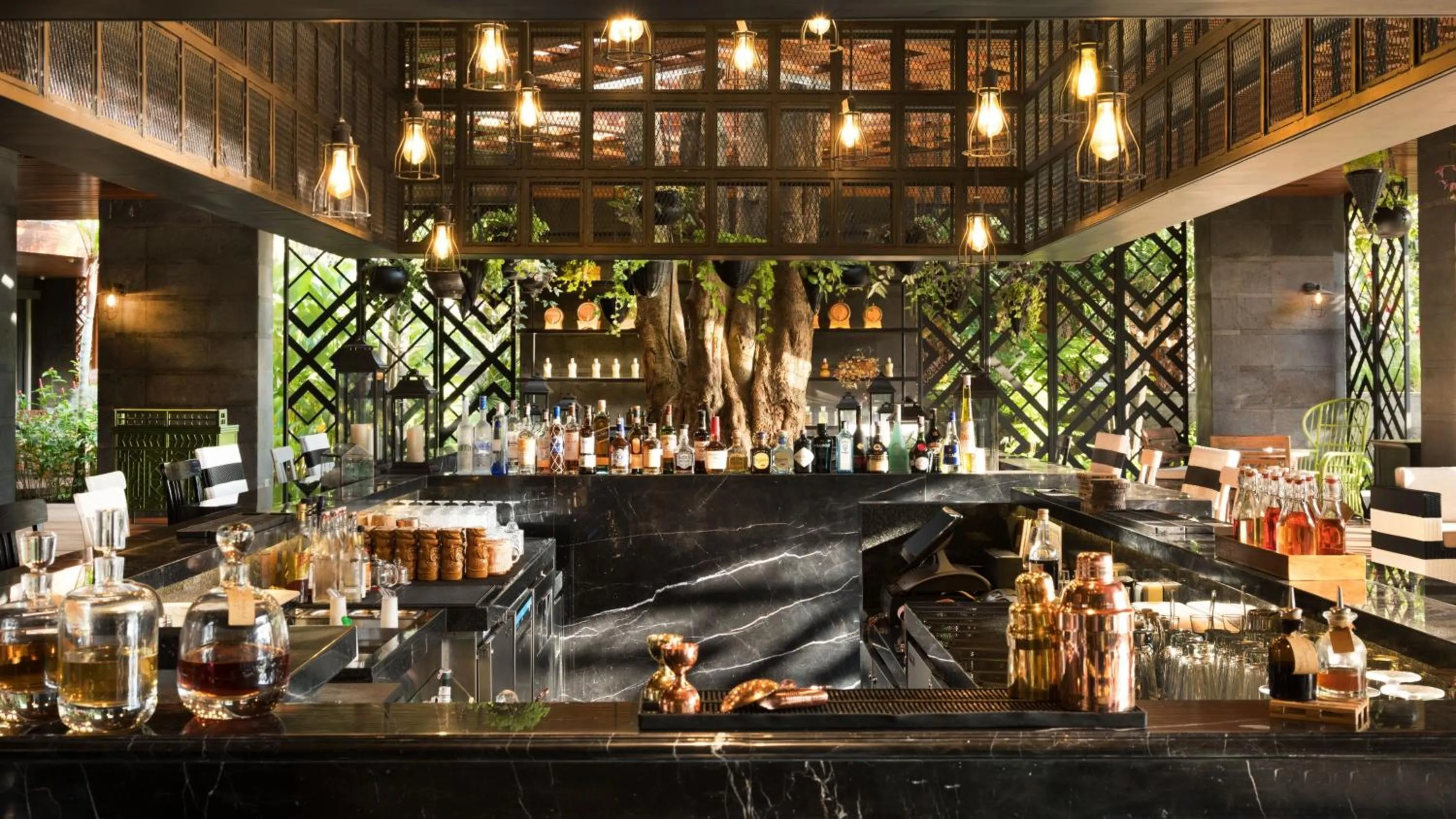 Lounge or bar in Hotel Indigo Bali Seminyak Beach by IHG