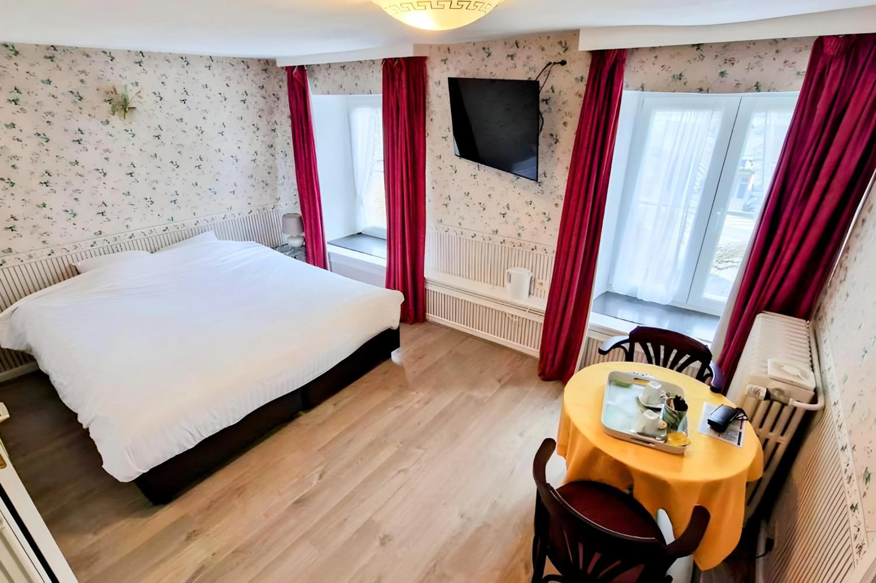 TV and multimedia, Bed in Hotel-Restaurant Bonhomme