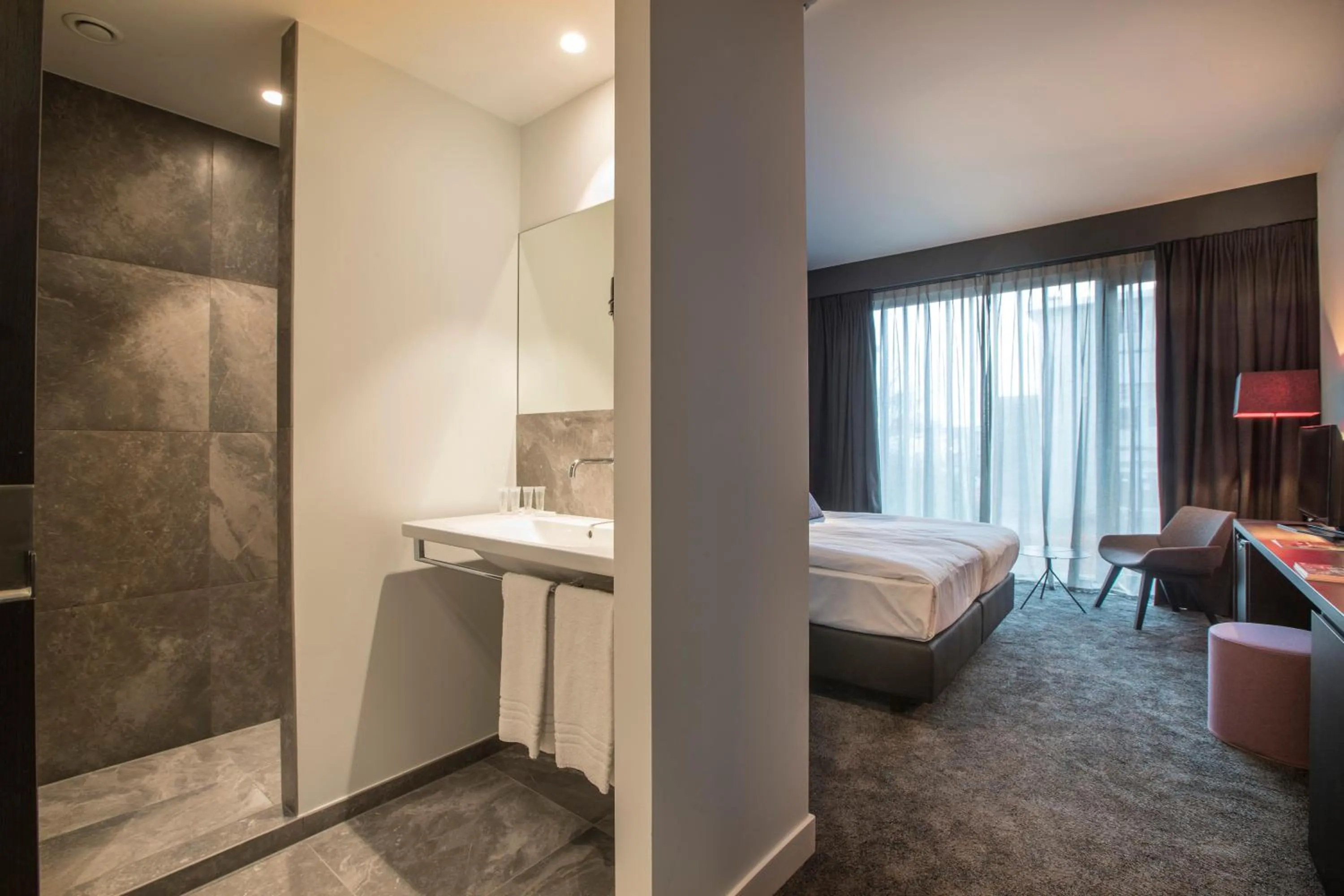 Shower, Bed in Serwir Hotel