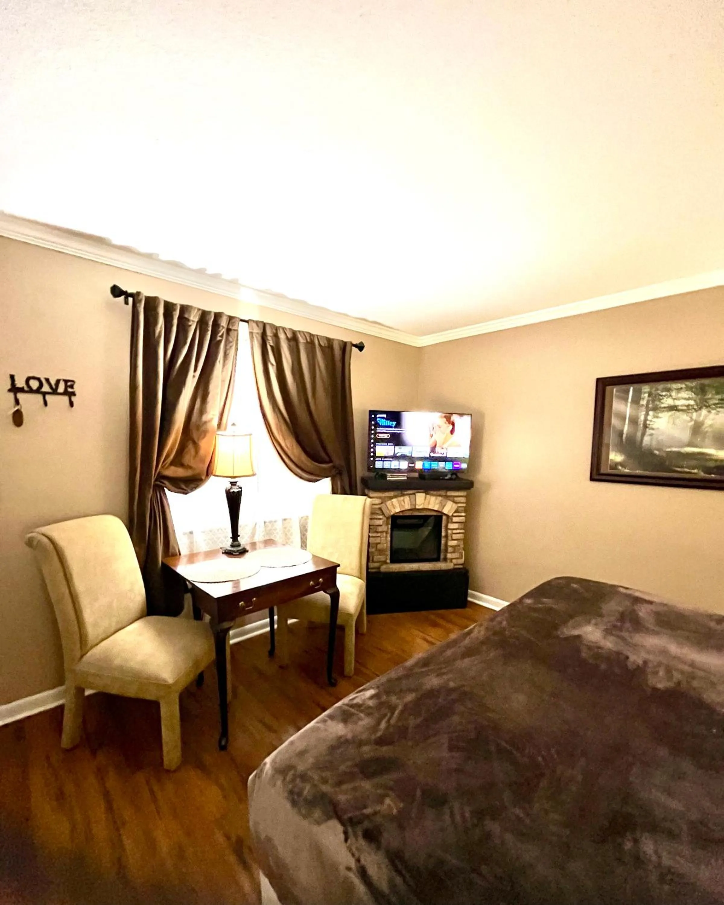 Seating area, Bed in Grafton Lodge