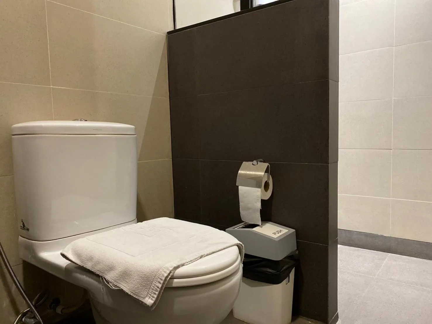 Toilet in Tara Park Resotel