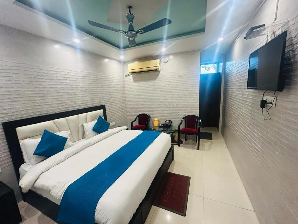 Bed in Hotel Gangotri