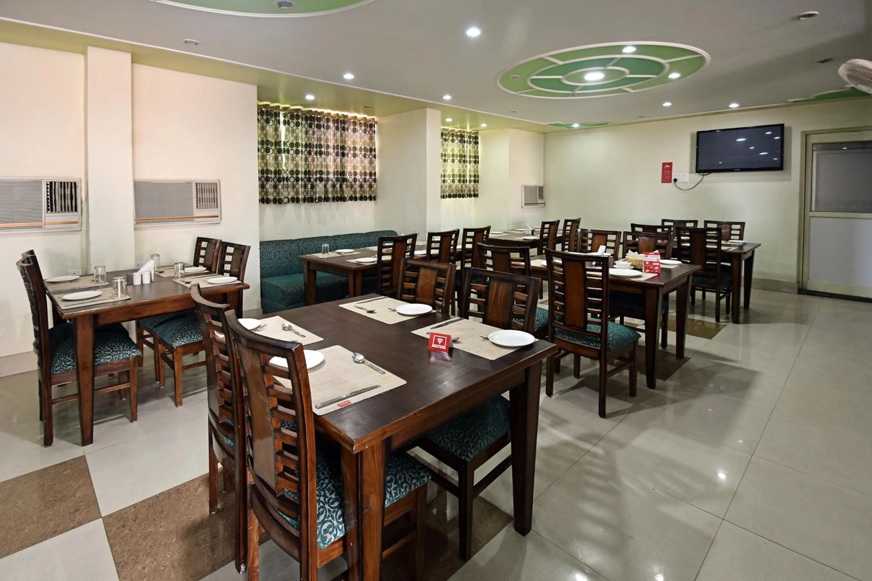 Restaurant/places to eat in Hotel Gangotri