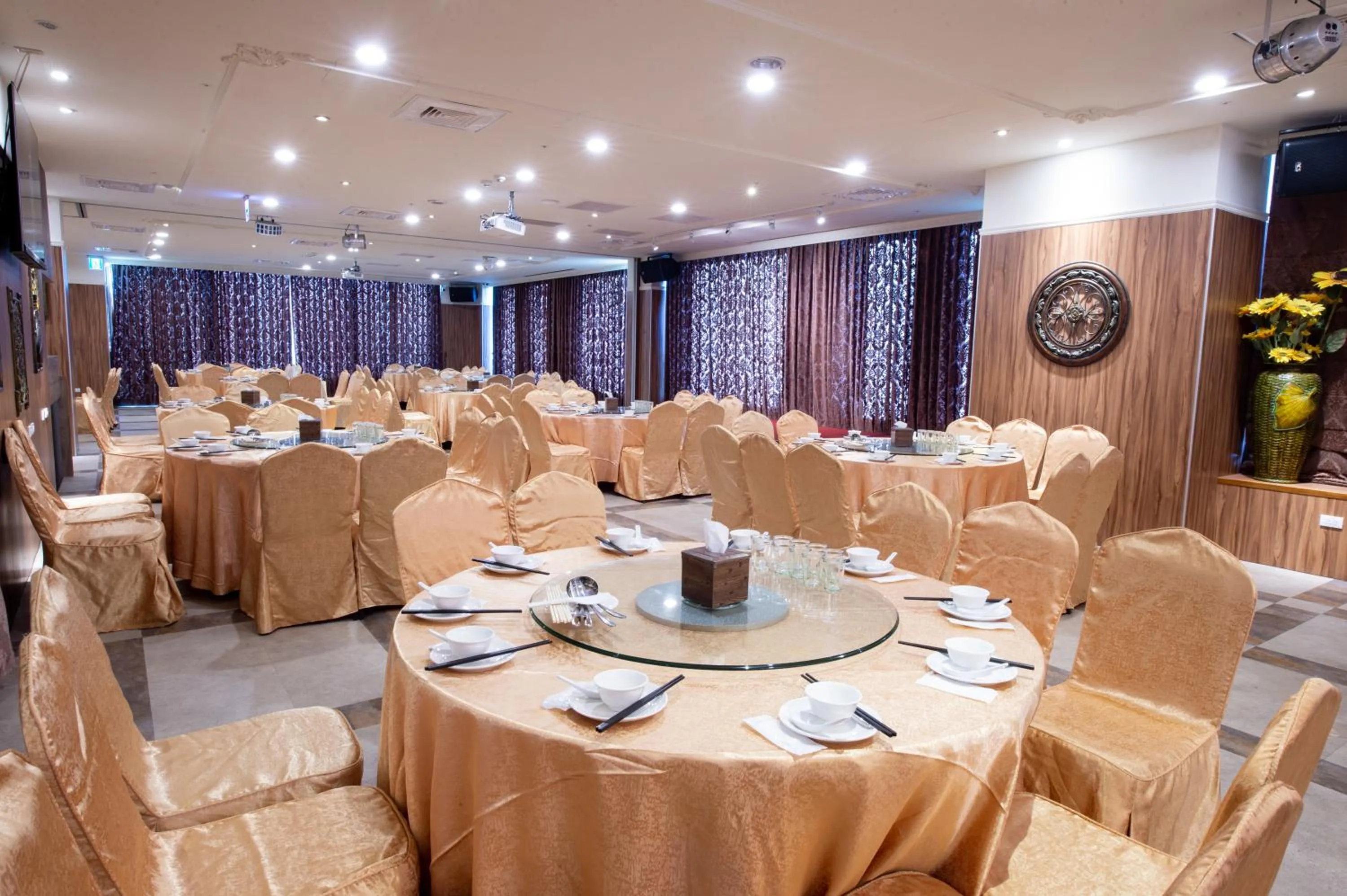 Restaurant/places to eat in Fantasy Palace