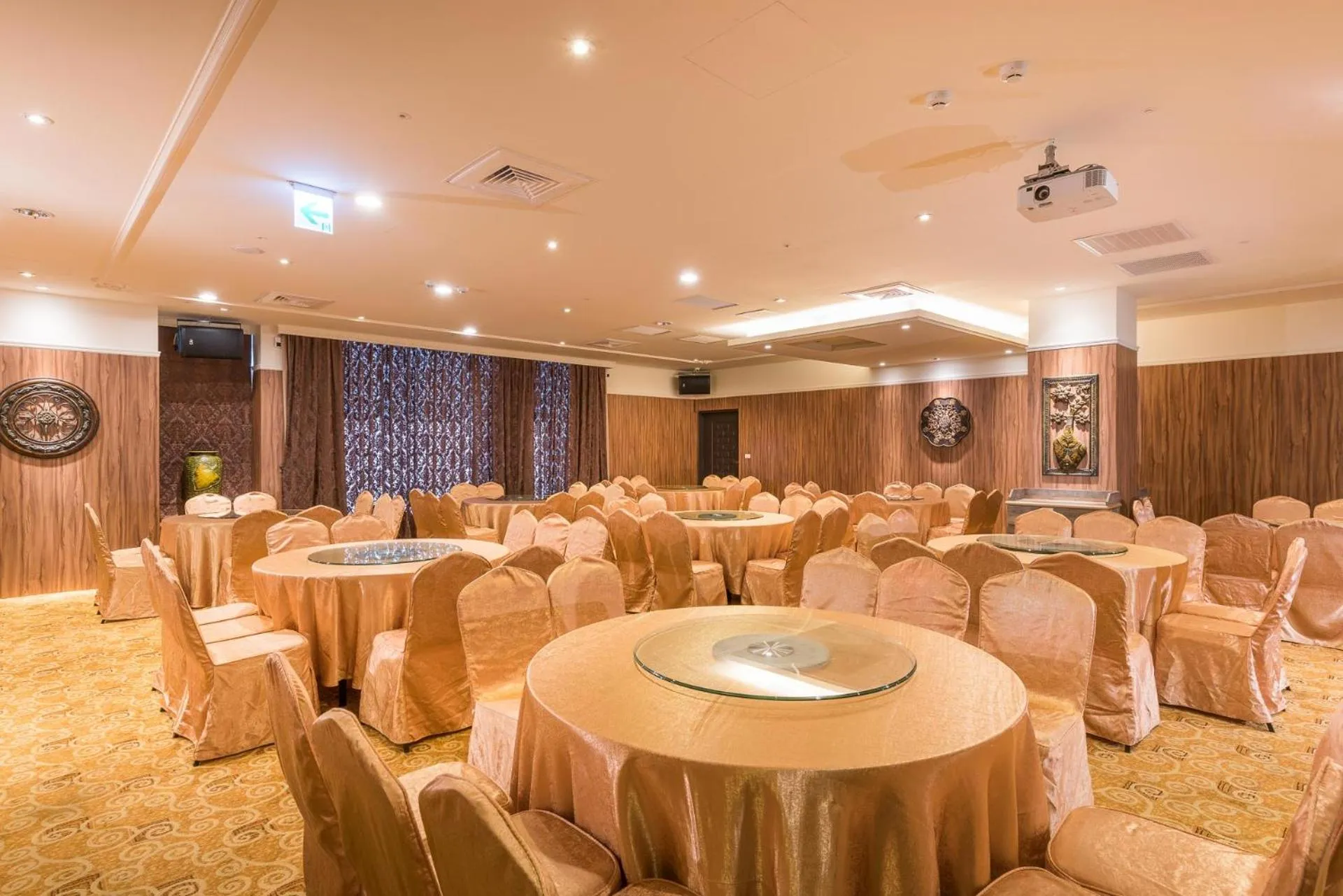 Restaurant/places to eat in Fantasy Palace