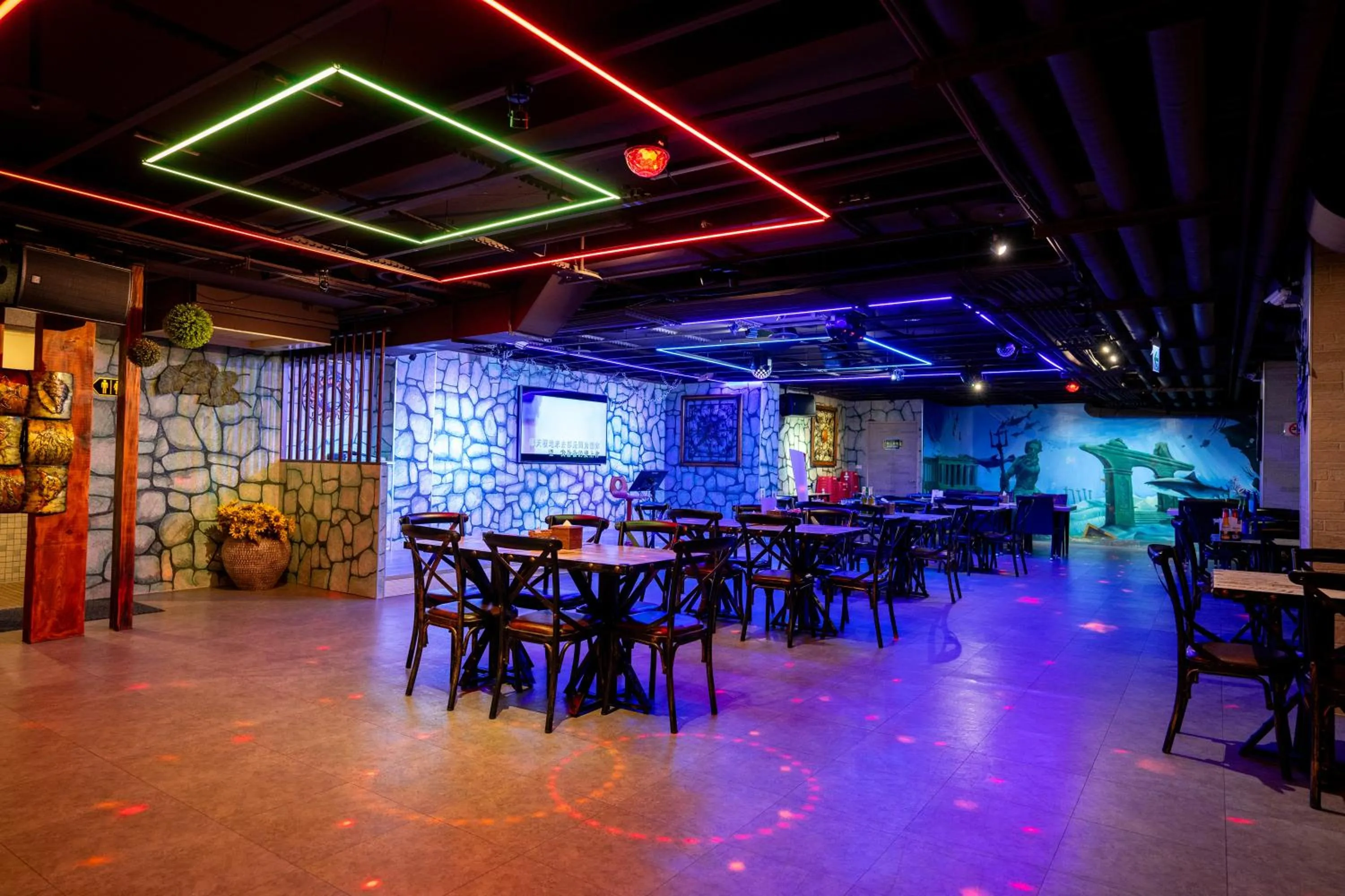 Restaurant/places to eat in Fantasy Palace