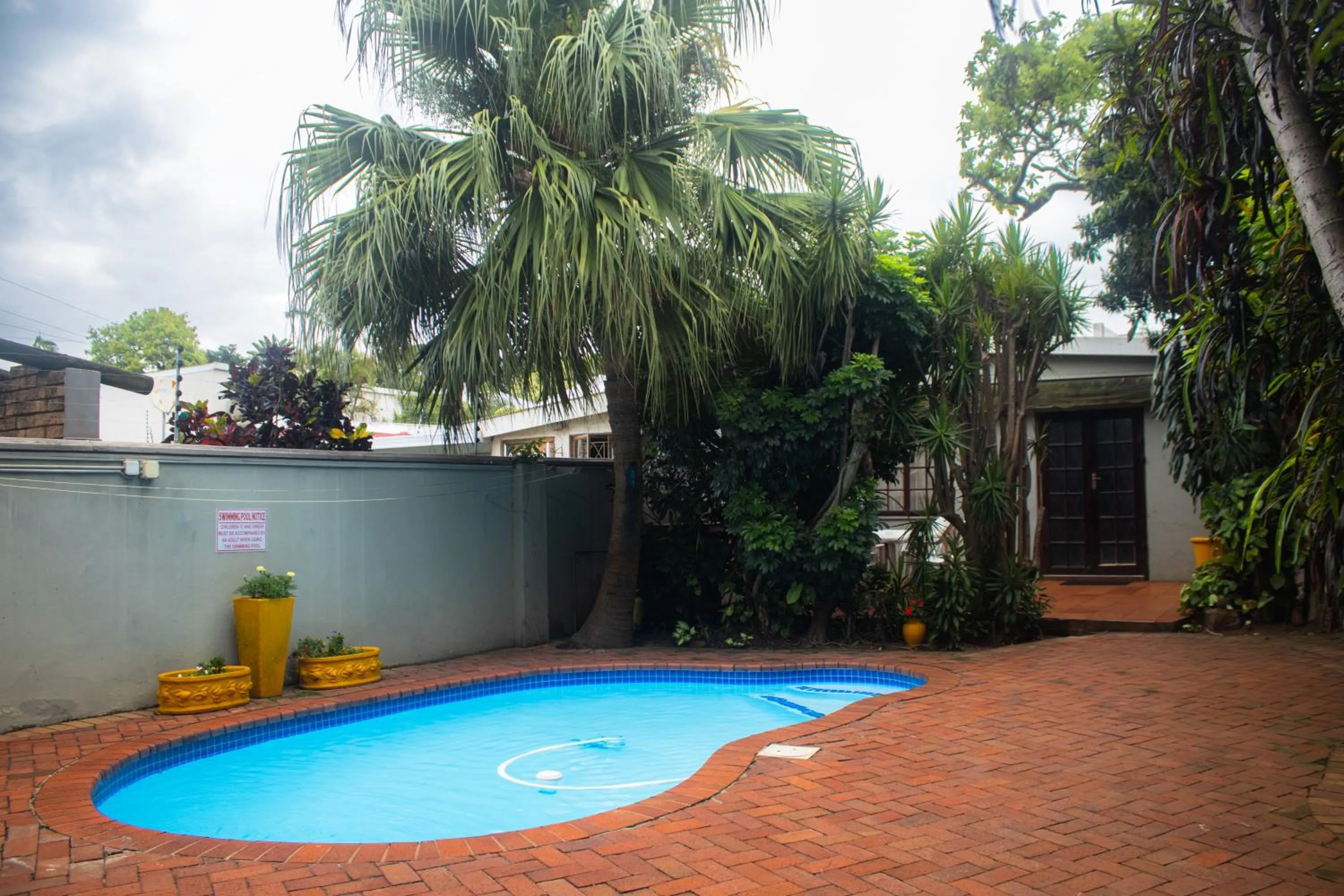 Swimming pool in Beechwood B&B
