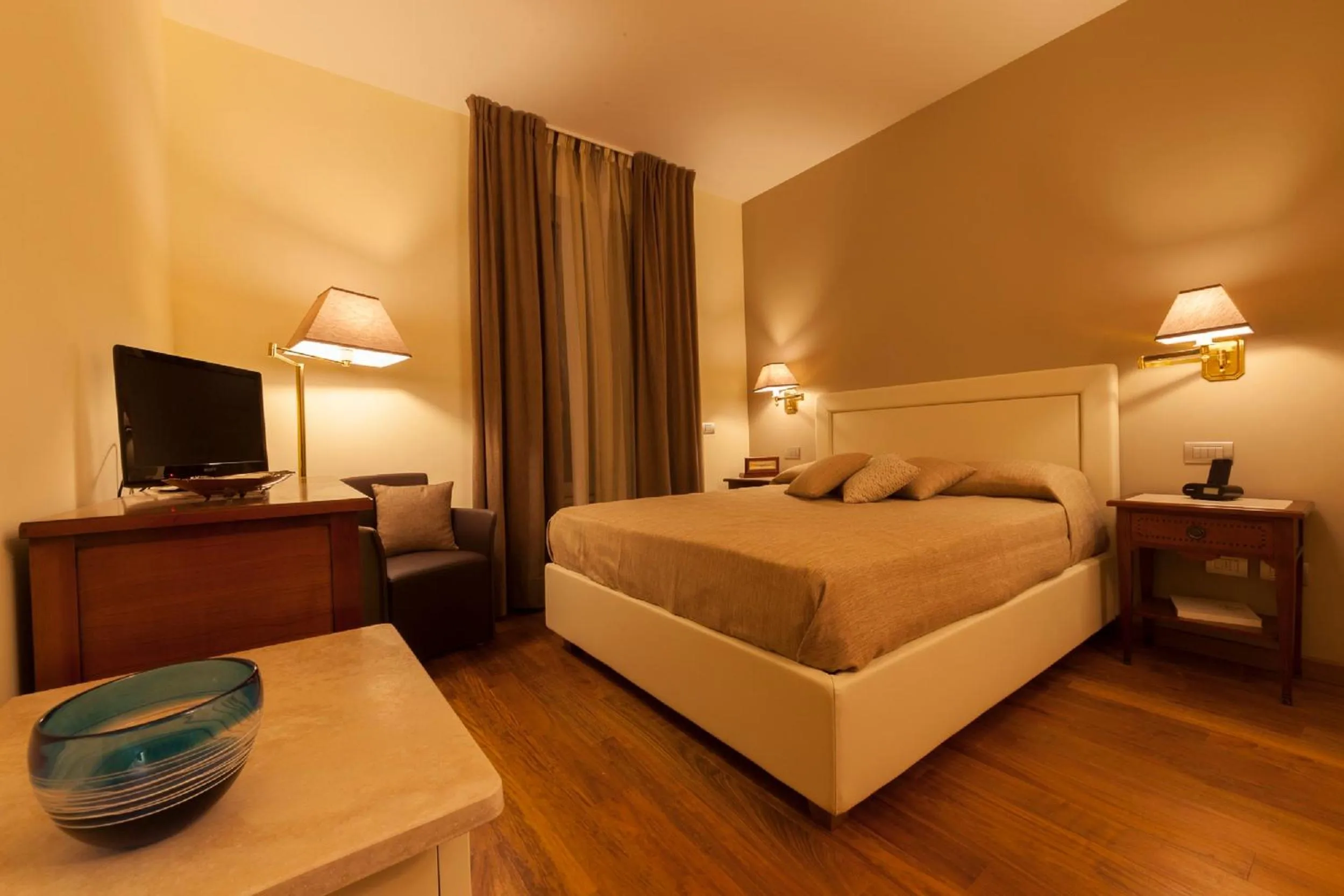 Photo of the whole room, Bed in Bronzino House