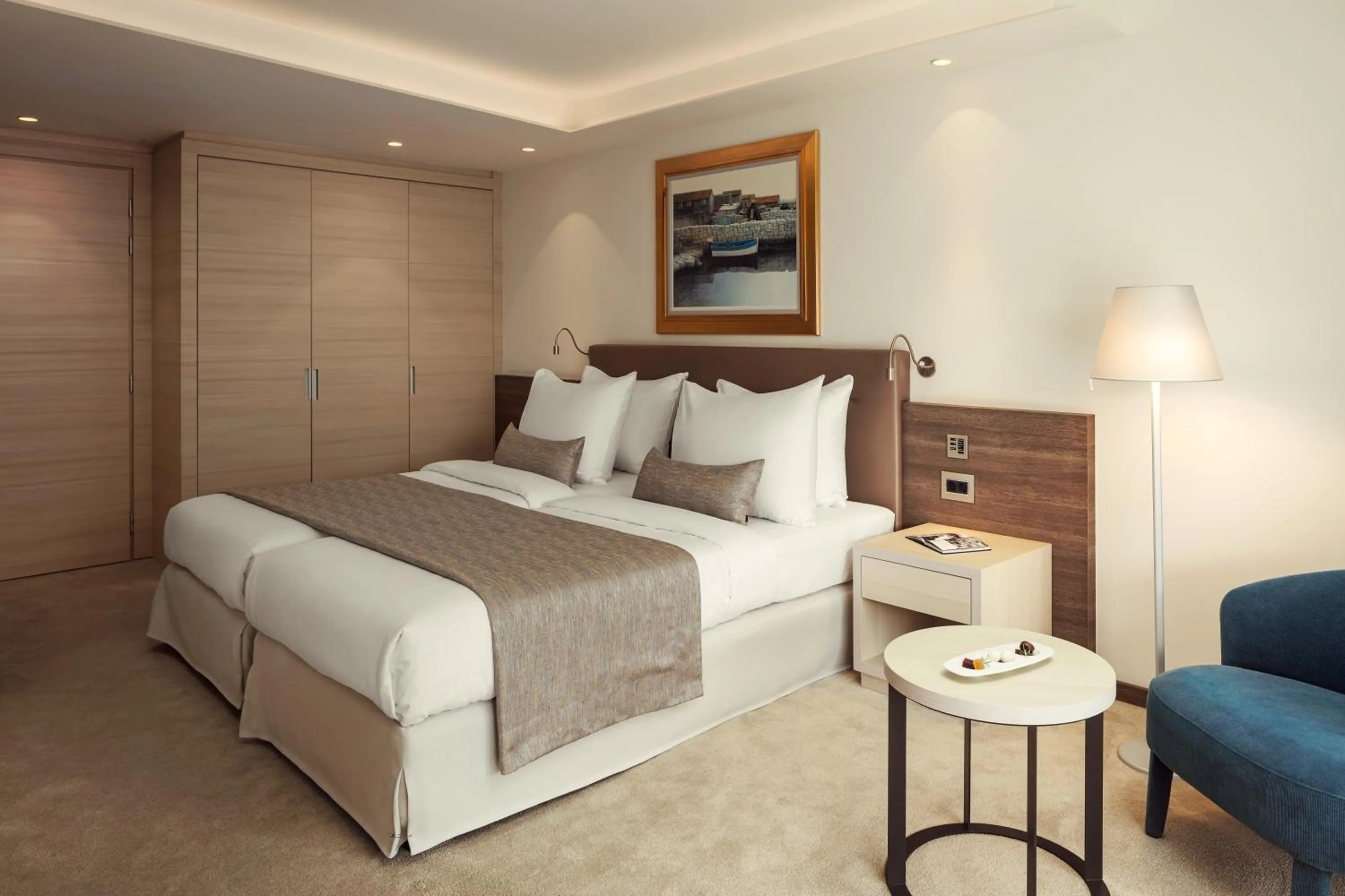 minibar, Bed in Hotel Bellevue