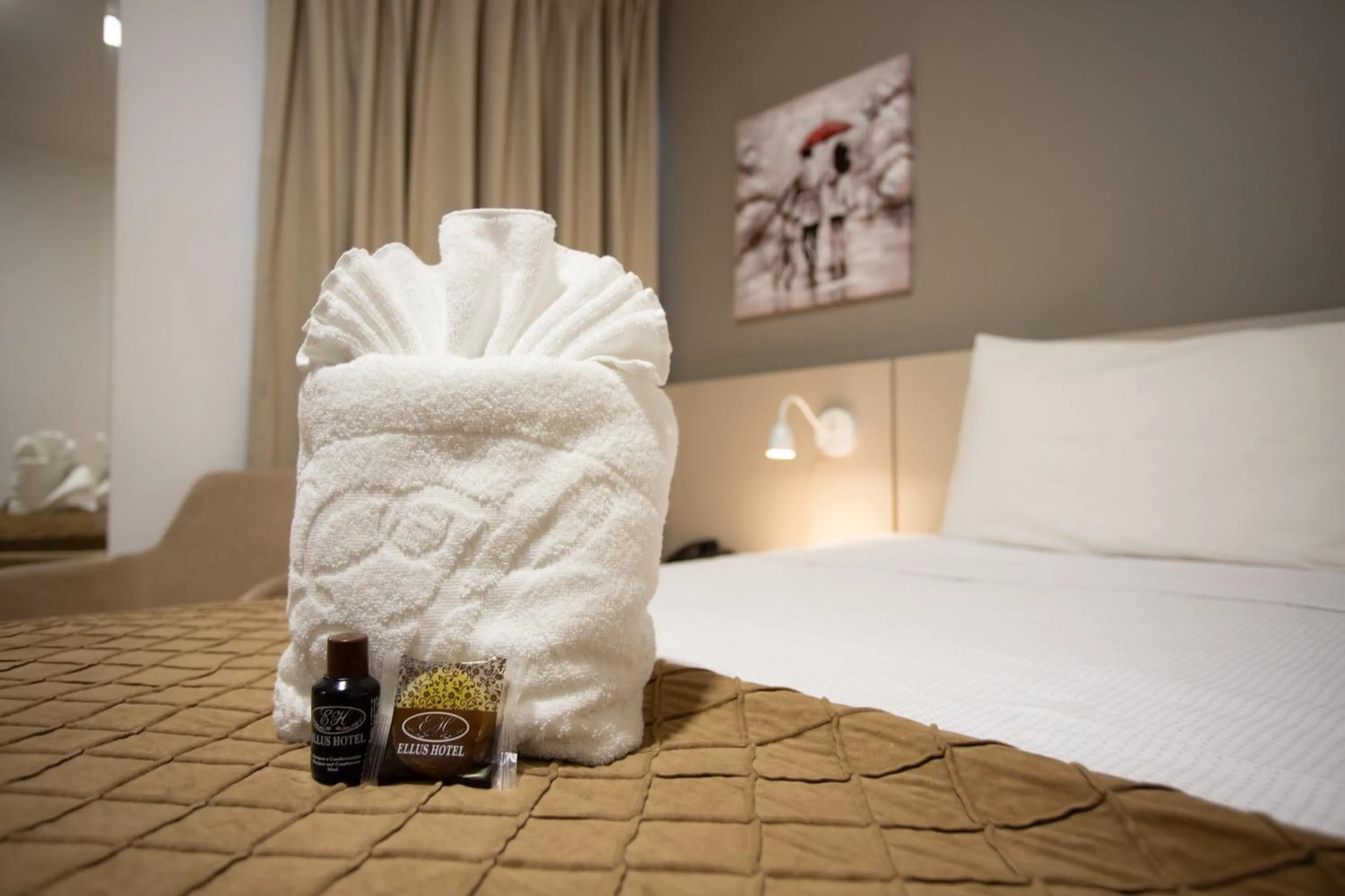 towels, Bed in Ellus Hotel