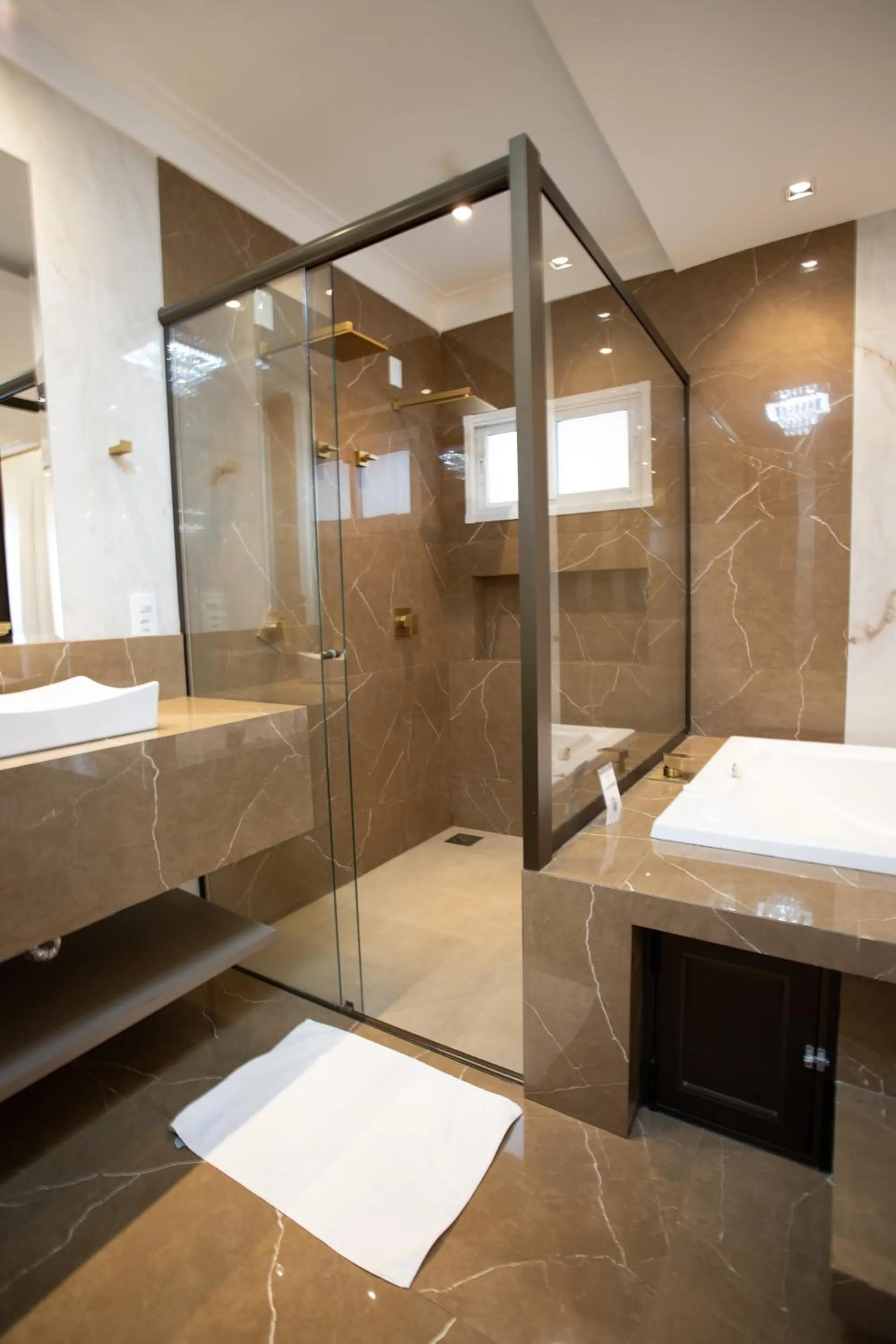 Shower in Ellus Hotel