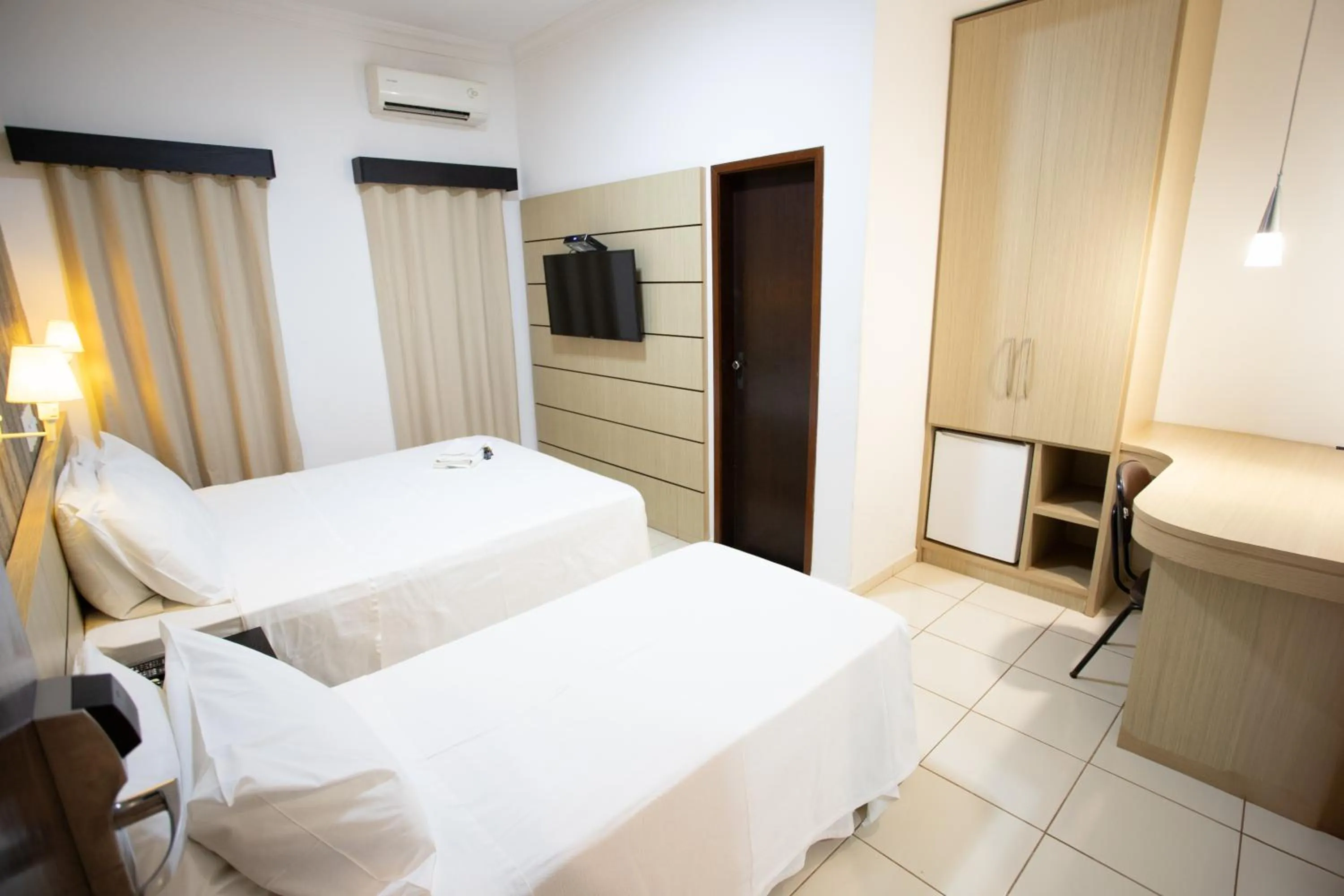 Photo of the whole room, Bed in Ellus Hotel