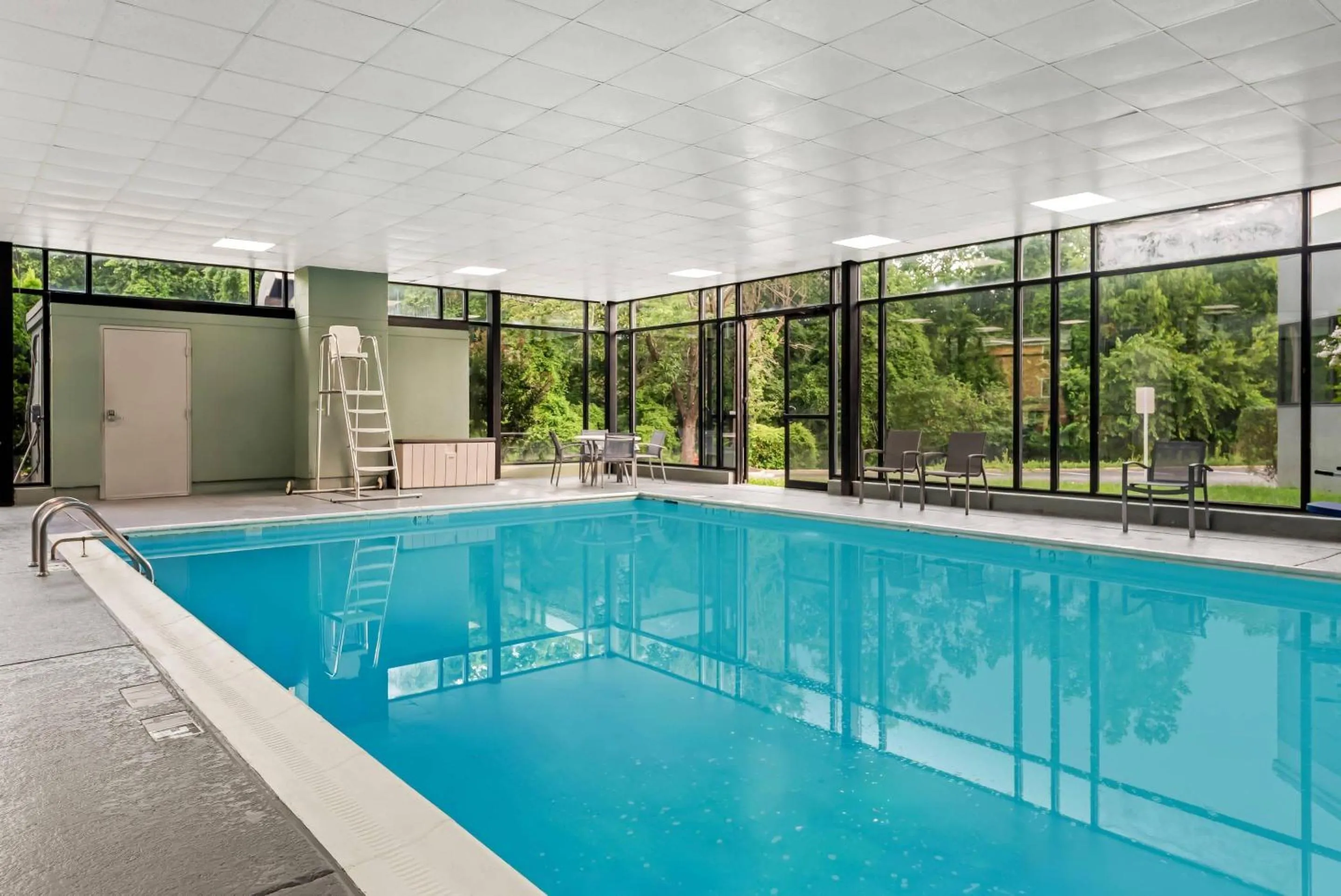 Swimming pool in Comfort Inn Largo-Washington DC East