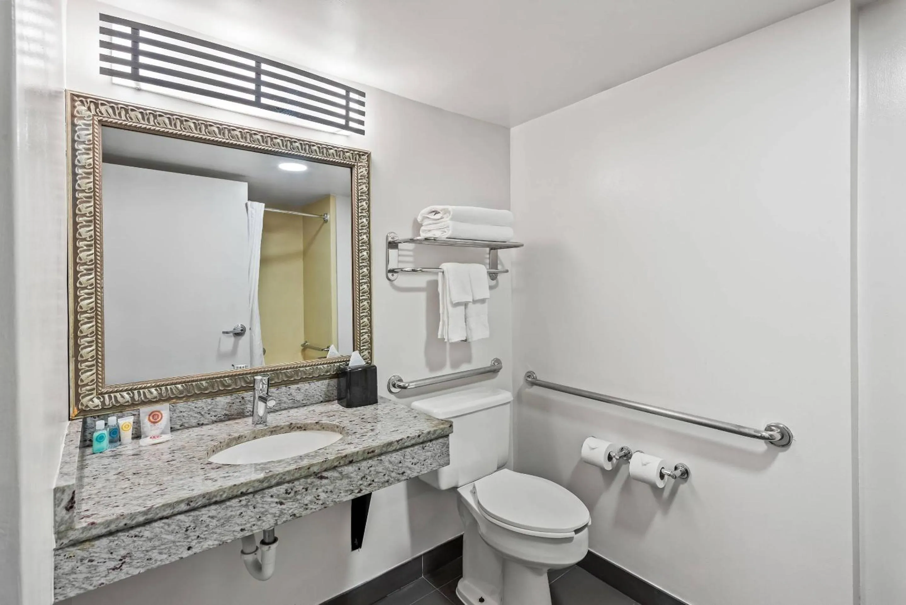 Bedroom in Comfort Inn Largo-Washington DC East