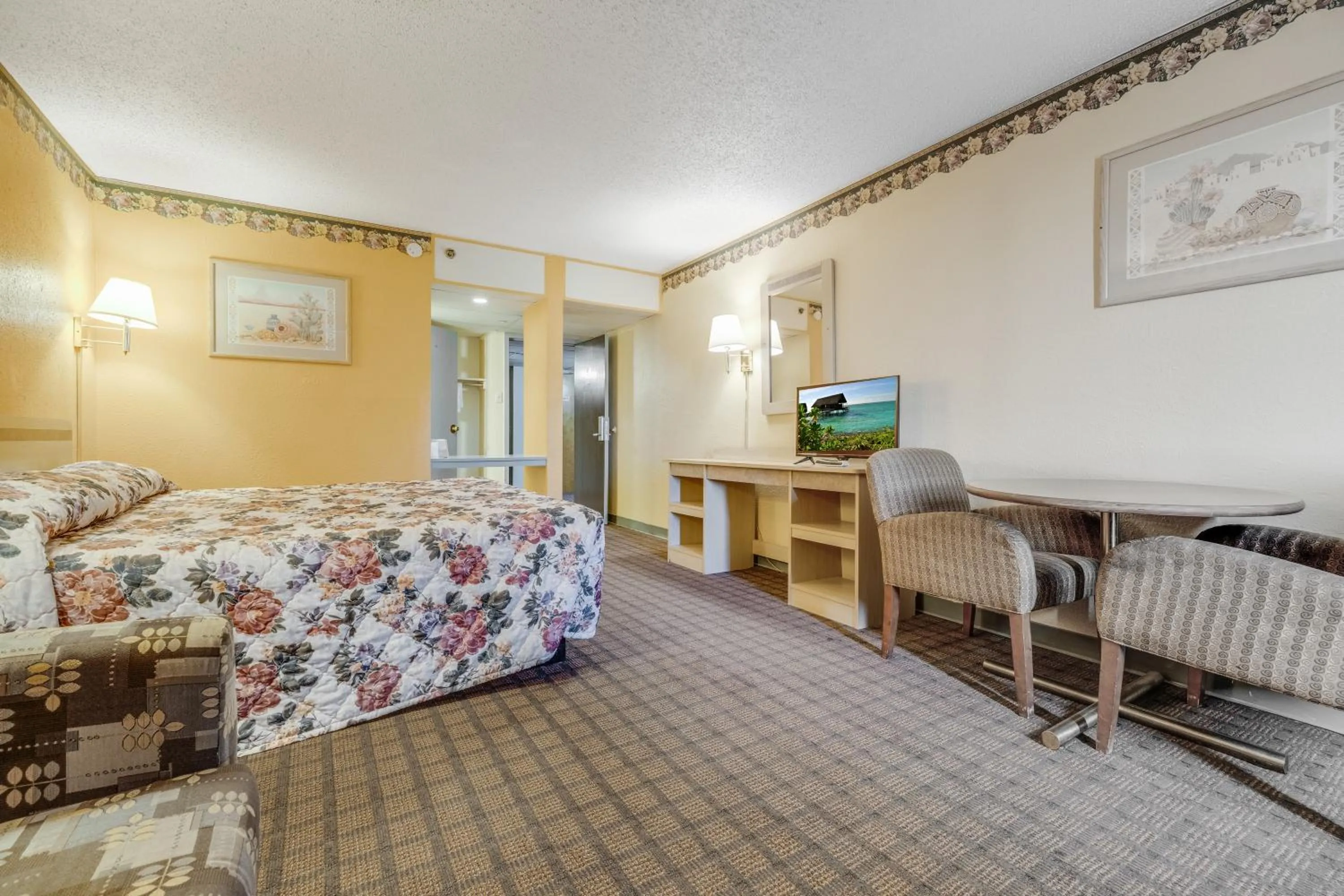 Bedroom, Bed in Camelot Inn