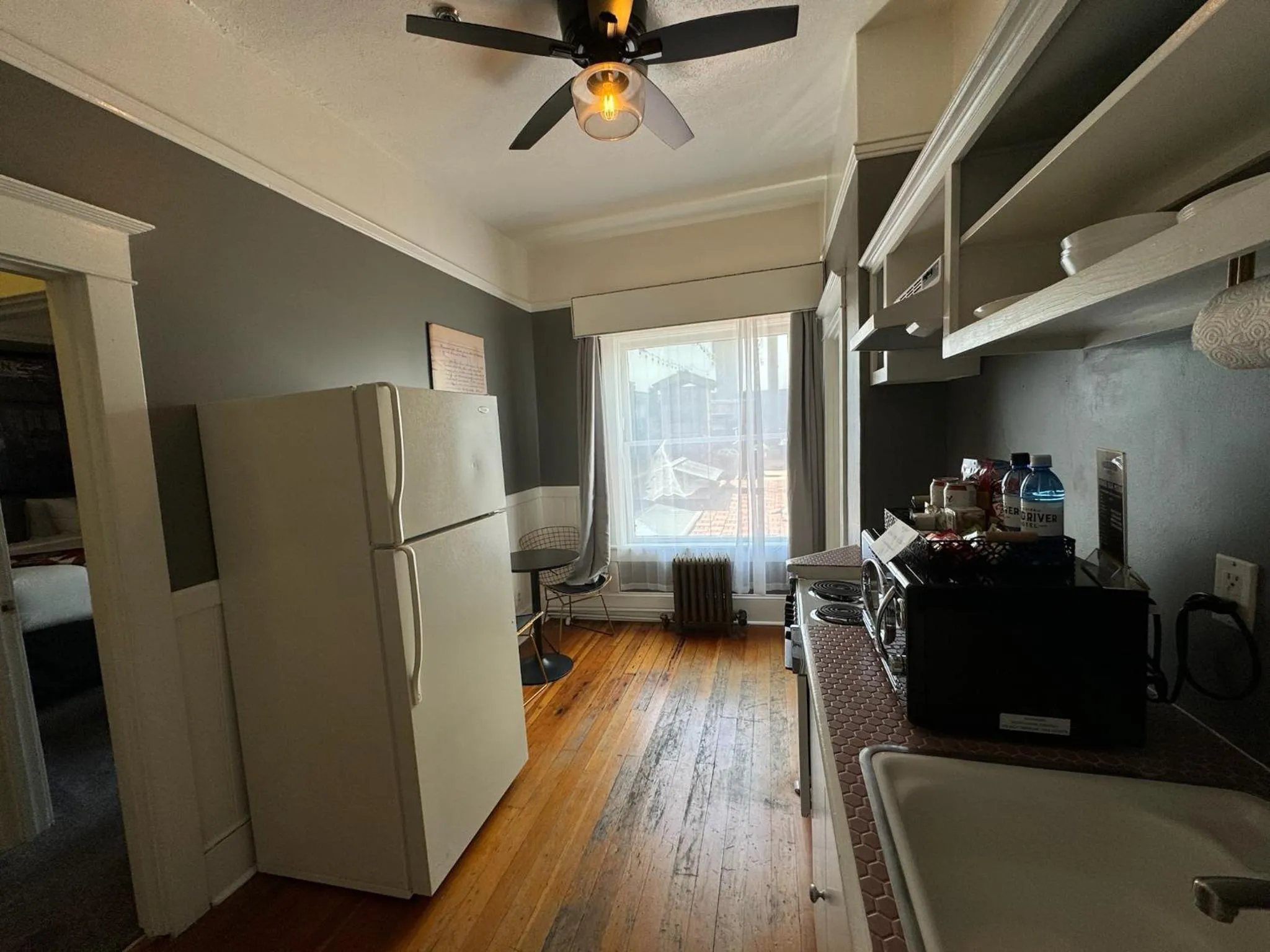 Kitchen or kitchenette in Hood River Hotel