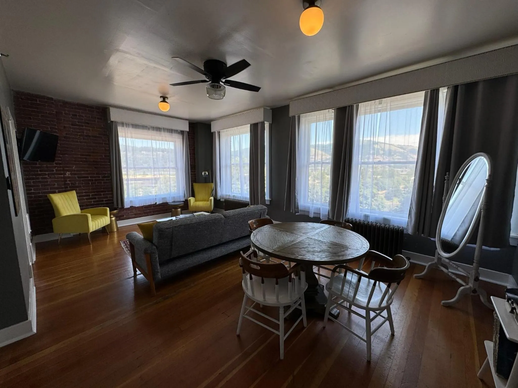 Living room in Hood River Hotel