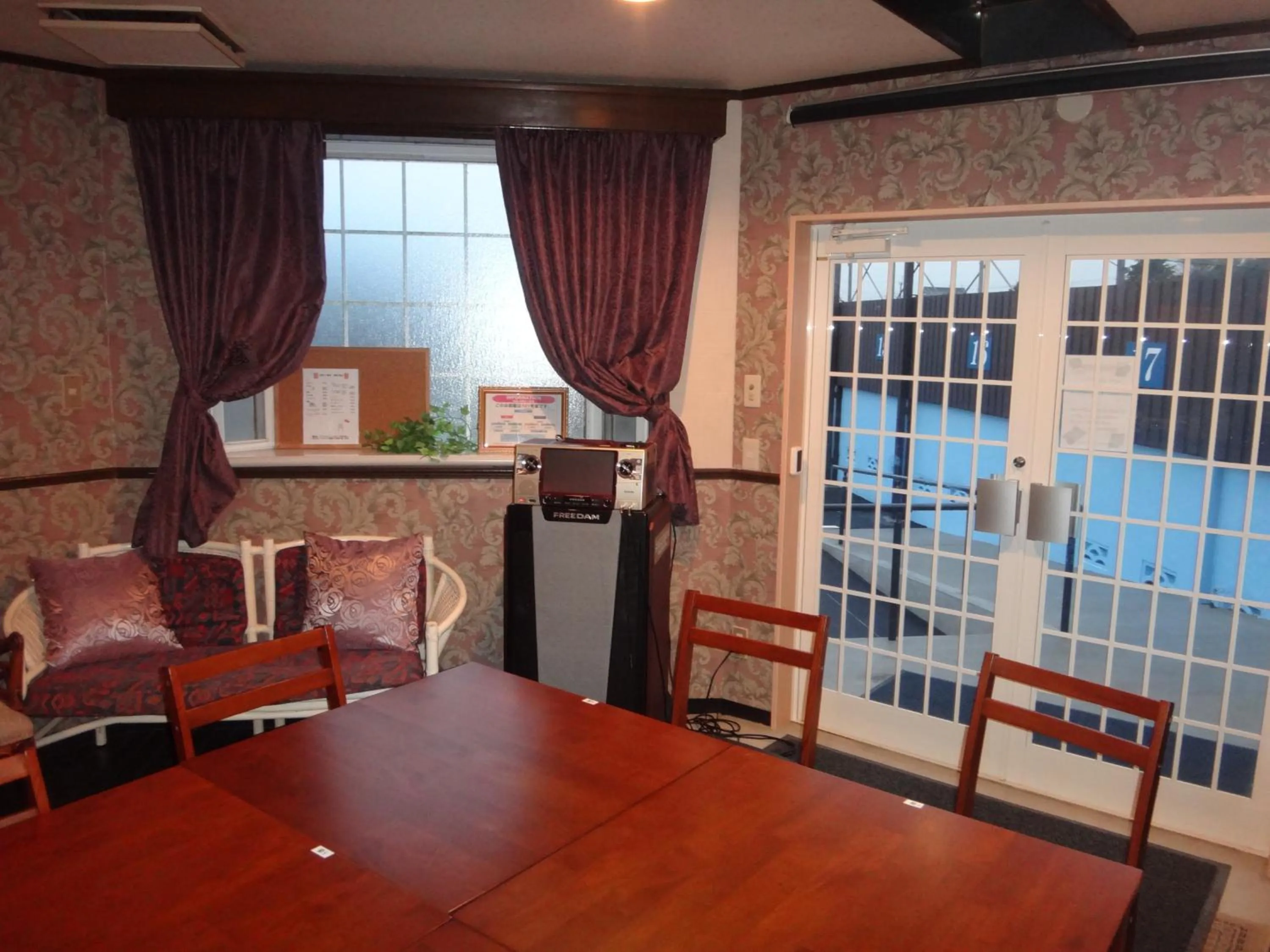 Restaurant/places to eat in Utility Hotel Coo