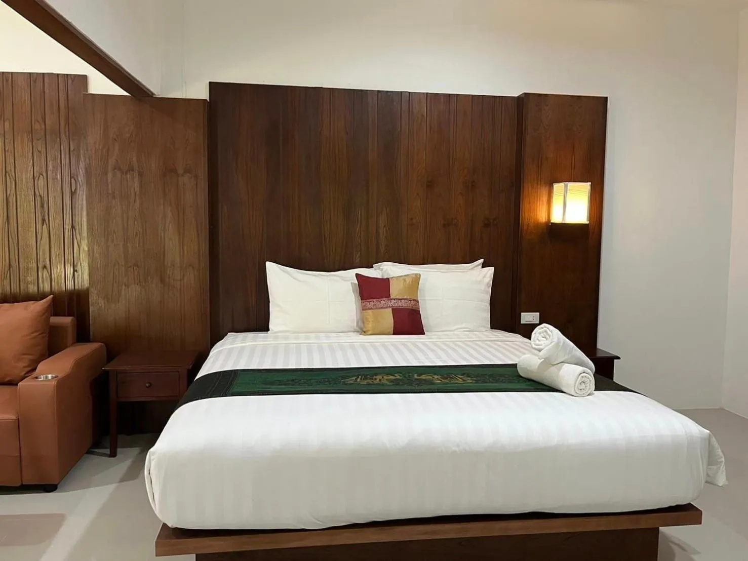 Photo of the whole room, Bed in BaanPhong Lanta
