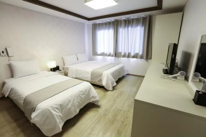 Bed in Yeongdeungpo VIP Hotel