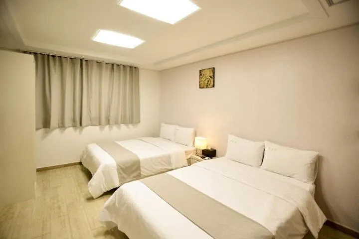 Bed in Yeongdeungpo VIP Hotel