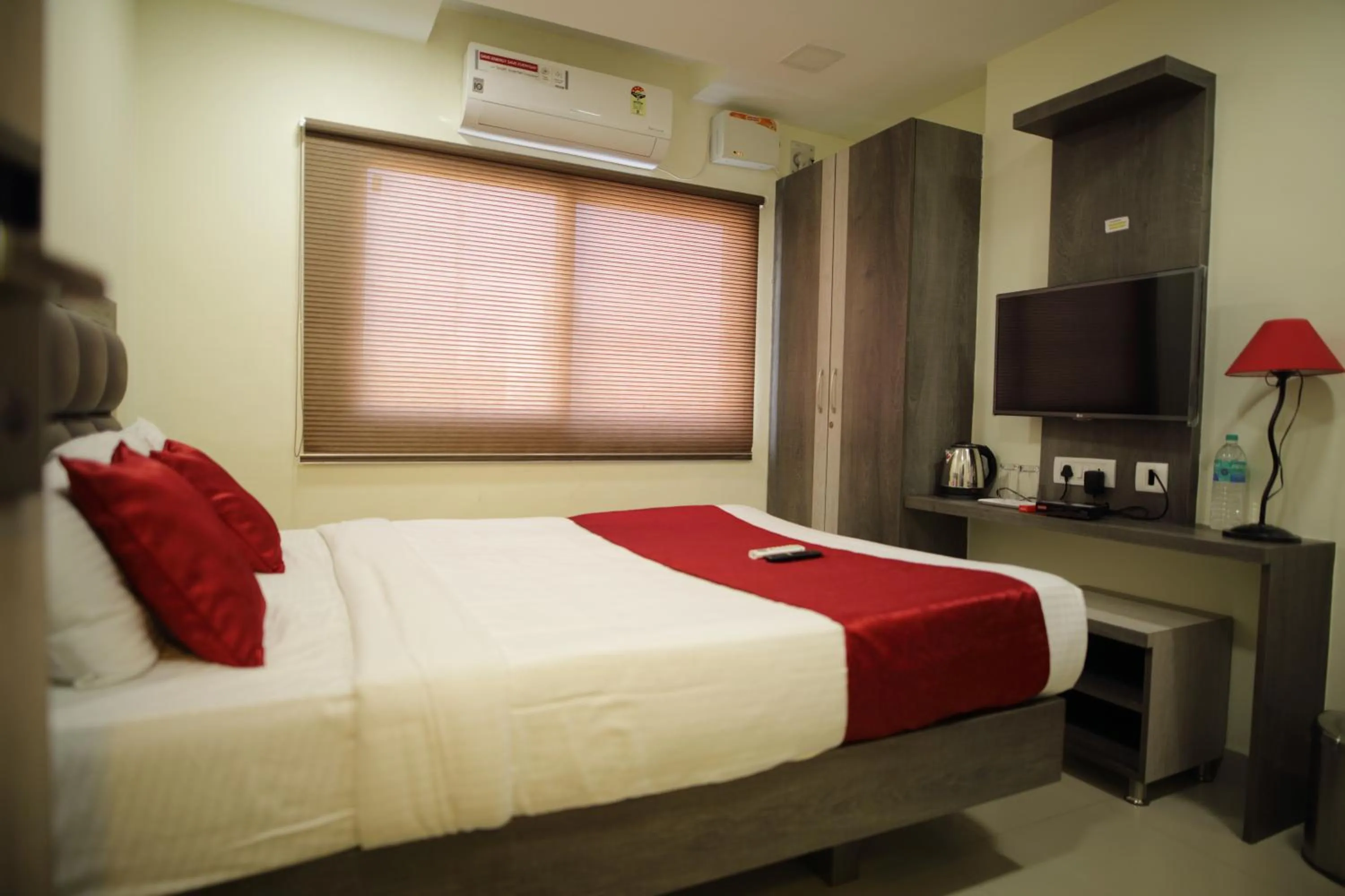 Photo of the whole room, Bed in Venture Park, OMR, Thoraipakkam, Chennai