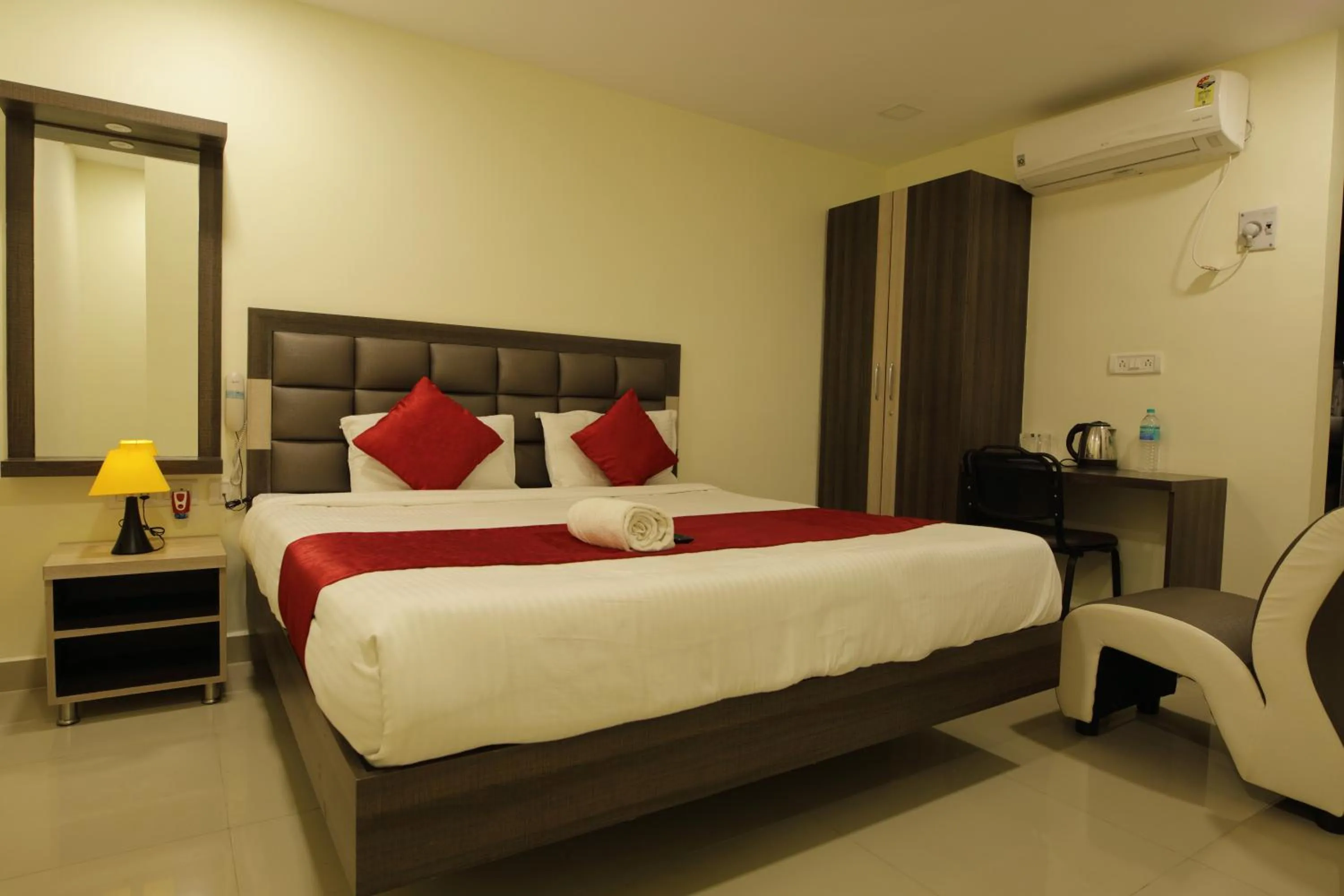 Photo of the whole room, Bed in Venture Park, OMR, Thoraipakkam, Chennai
