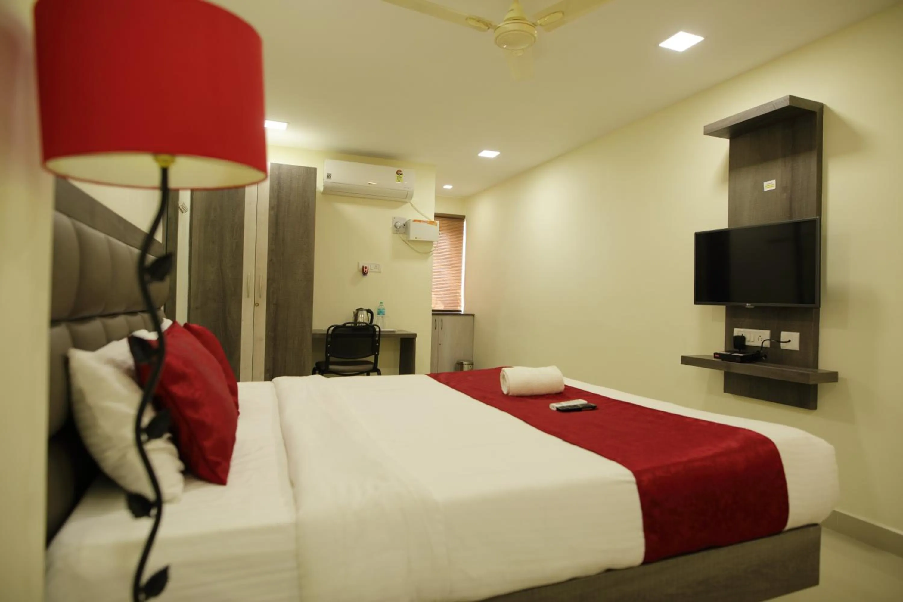 Photo of the whole room, Bed in Venture Park, OMR, Thoraipakkam, Chennai