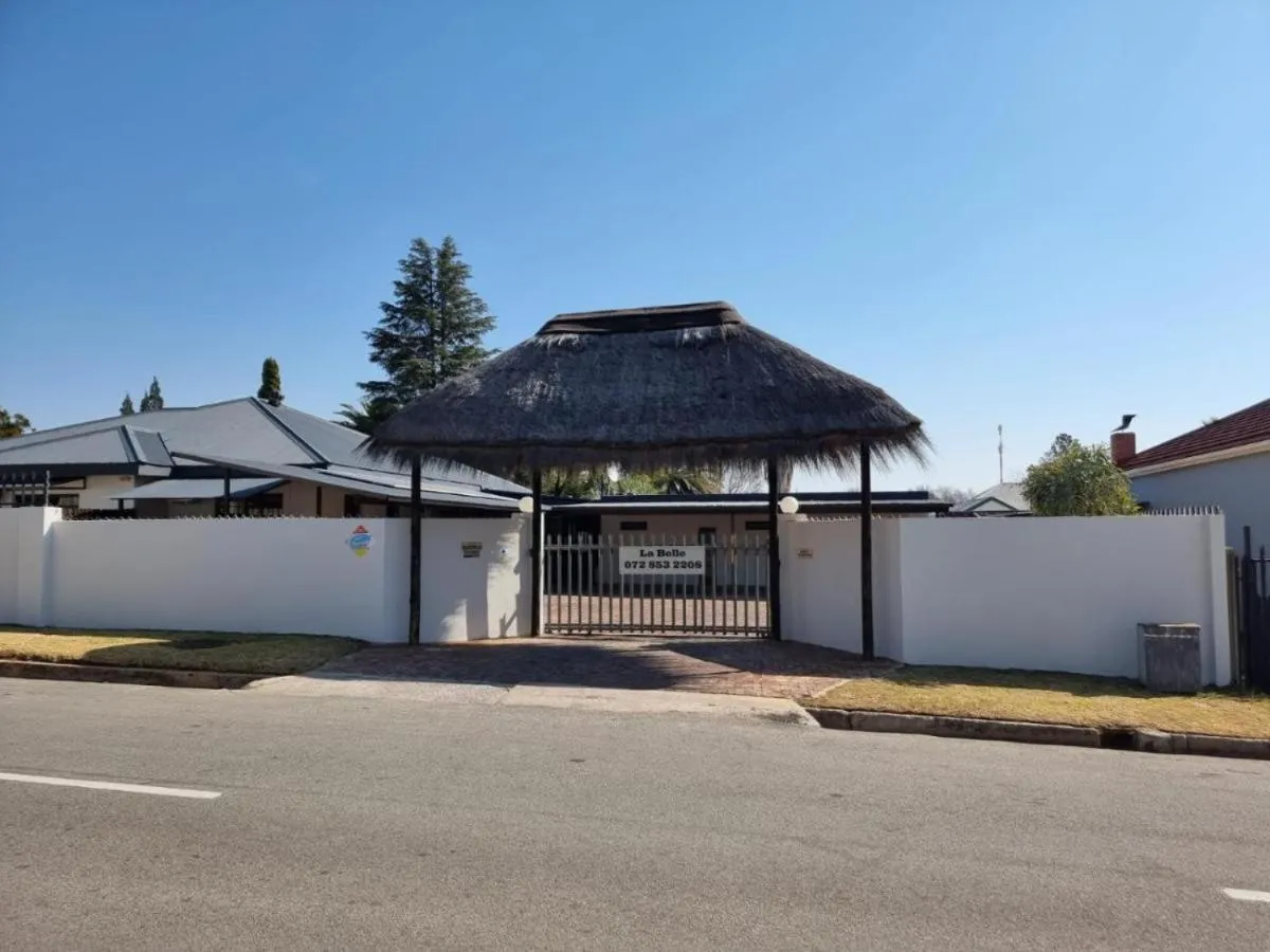Property building in La Belle Guesthouse Parys