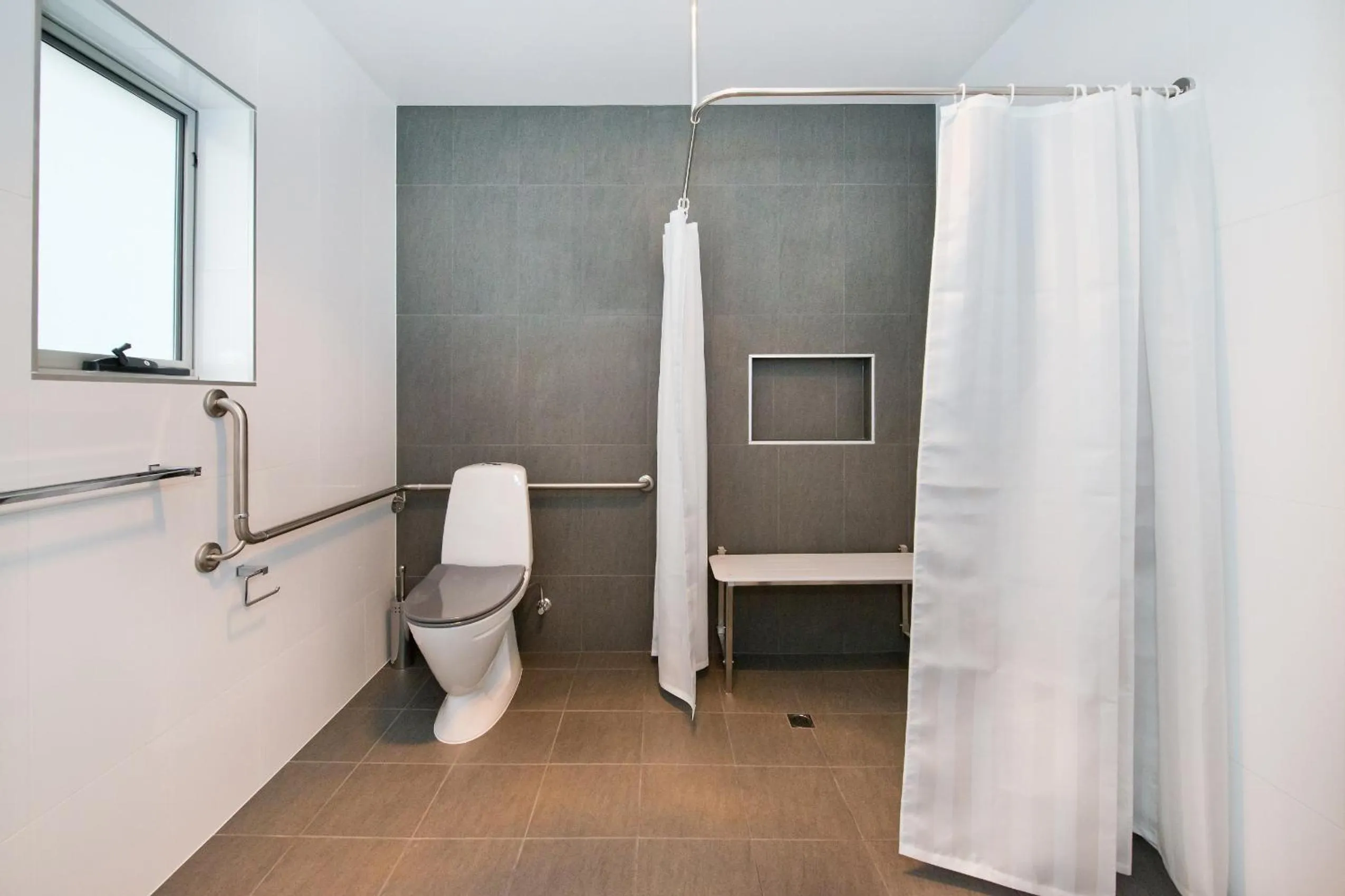 Shower in Loxton Courthouse Apartments