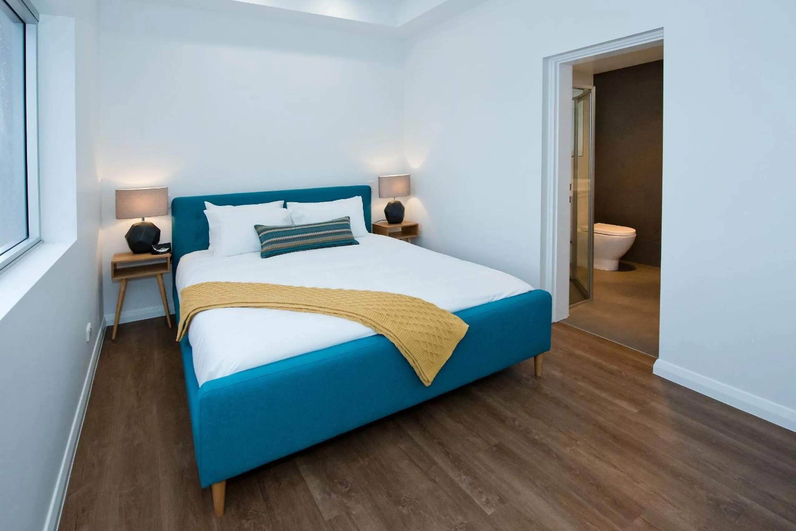 Shower, Bed in Loxton Courthouse Apartments