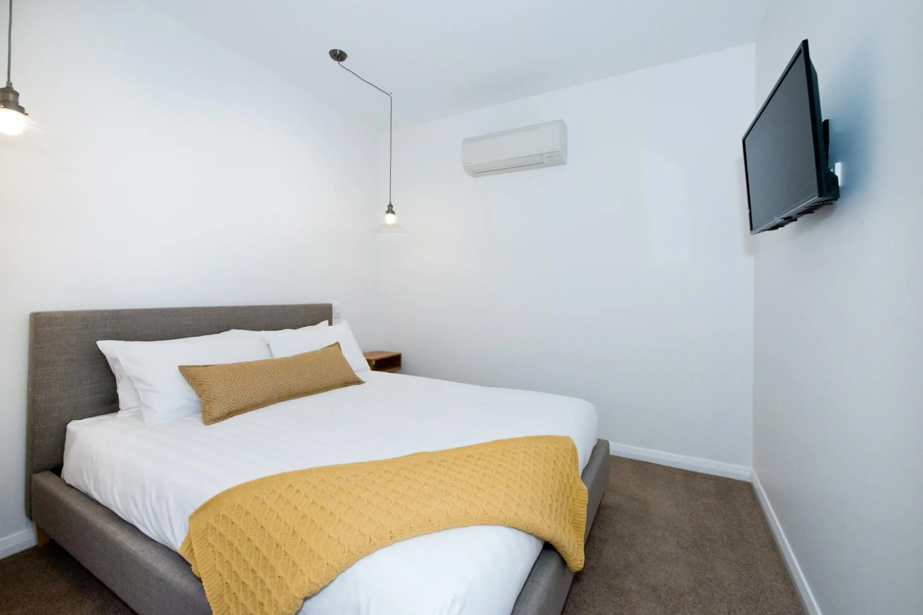 Shower, Bed in Loxton Courthouse Apartments