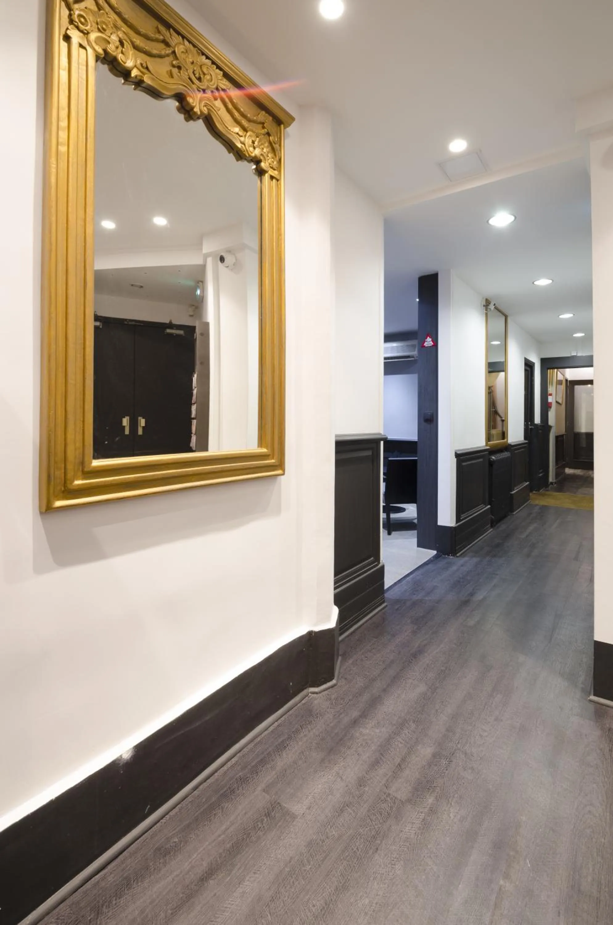 Lobby or reception in Hotel Migny Opéra Montmartre