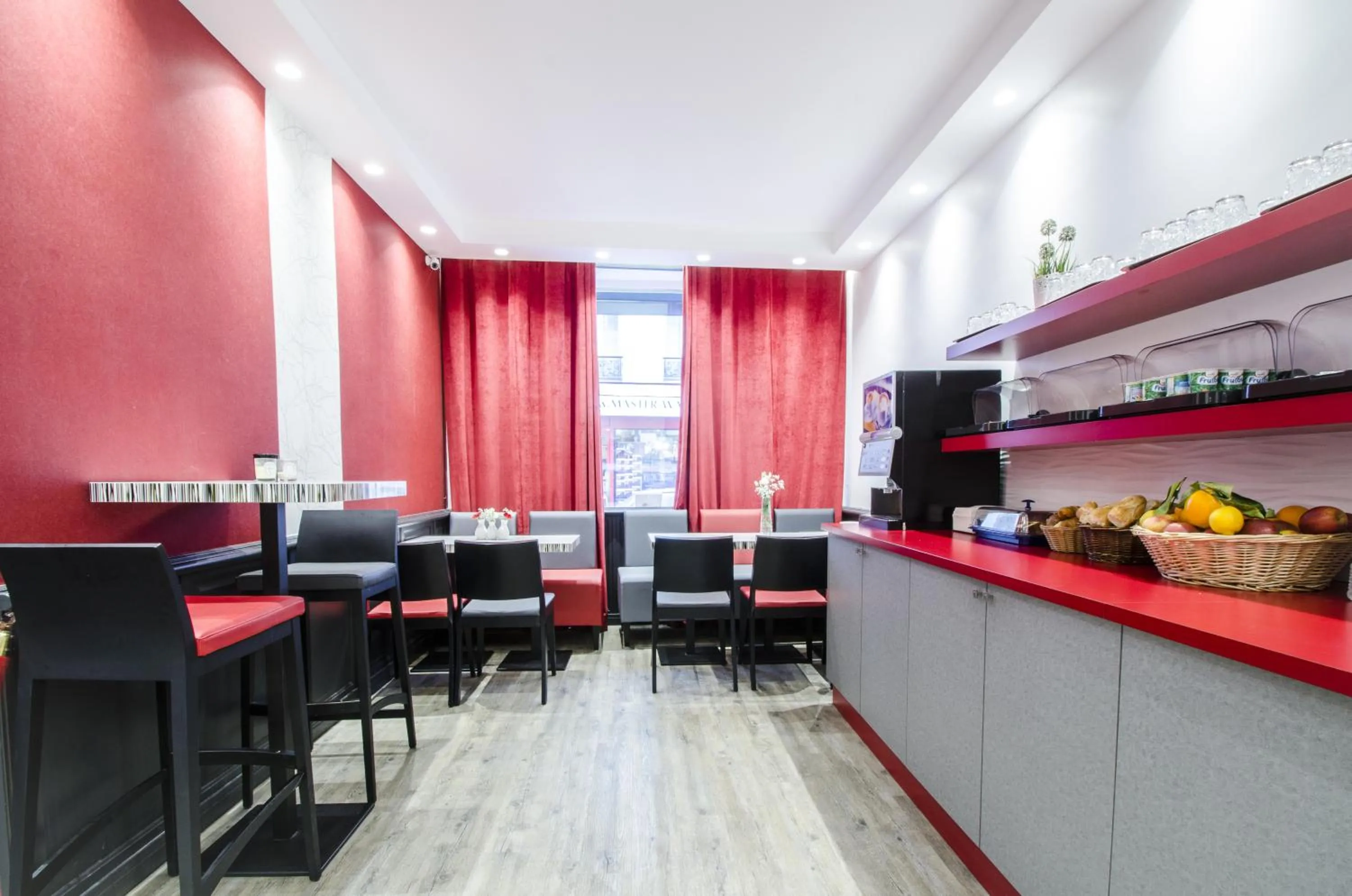 Restaurant/places to eat in Hotel Migny Opéra Montmartre