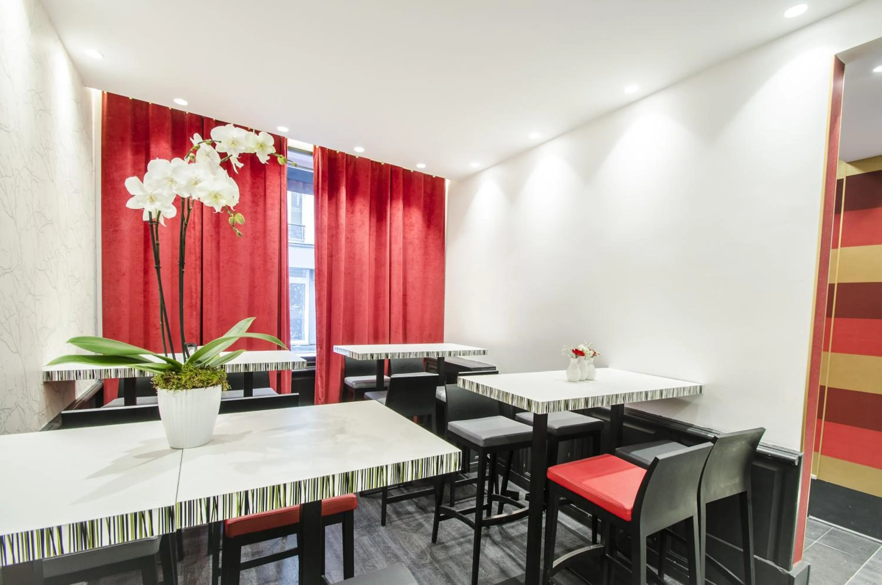 Restaurant/places to eat in Hotel Migny Opéra Montmartre