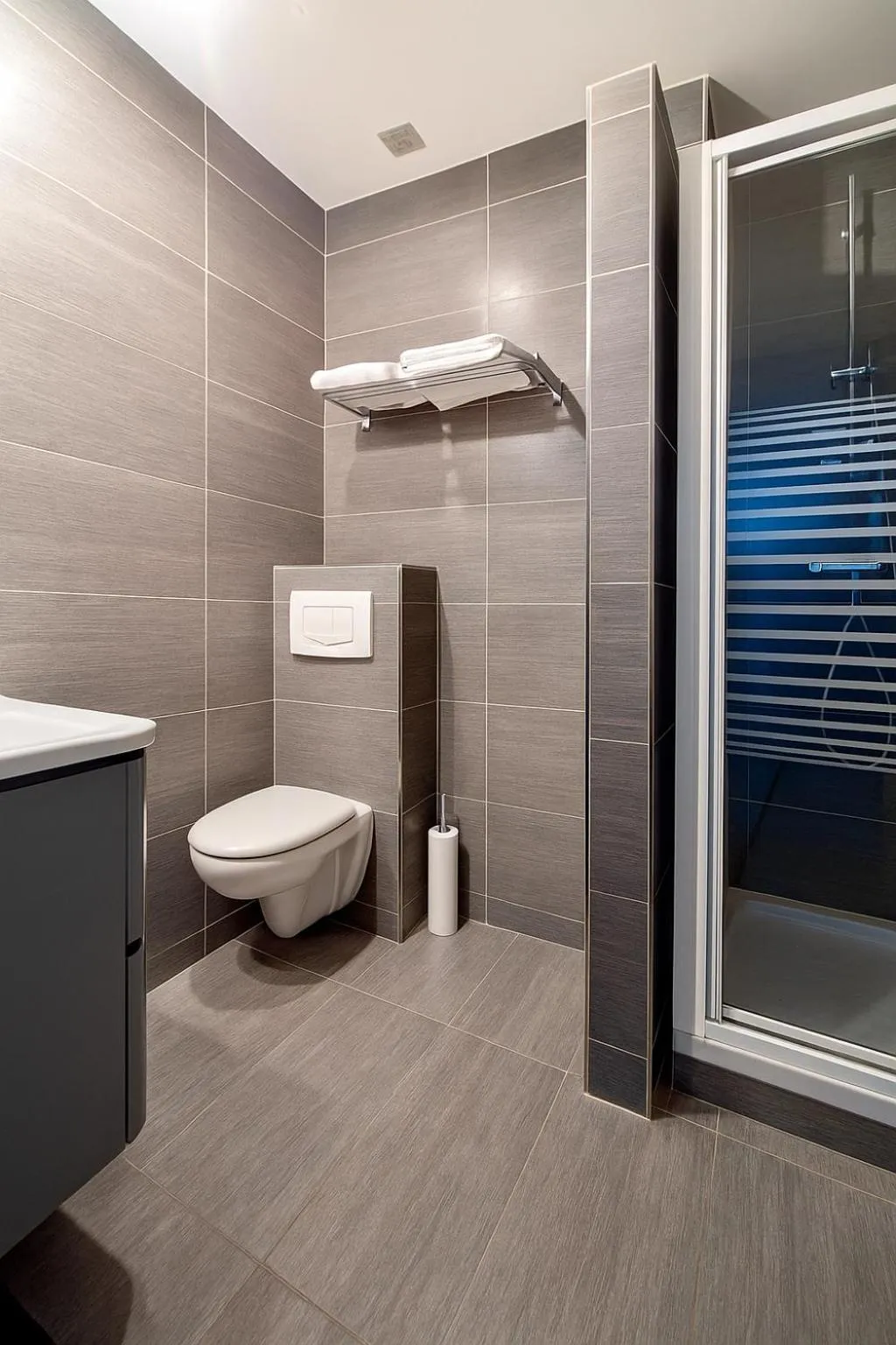 Toilet in Hotel Migny Opéra Montmartre