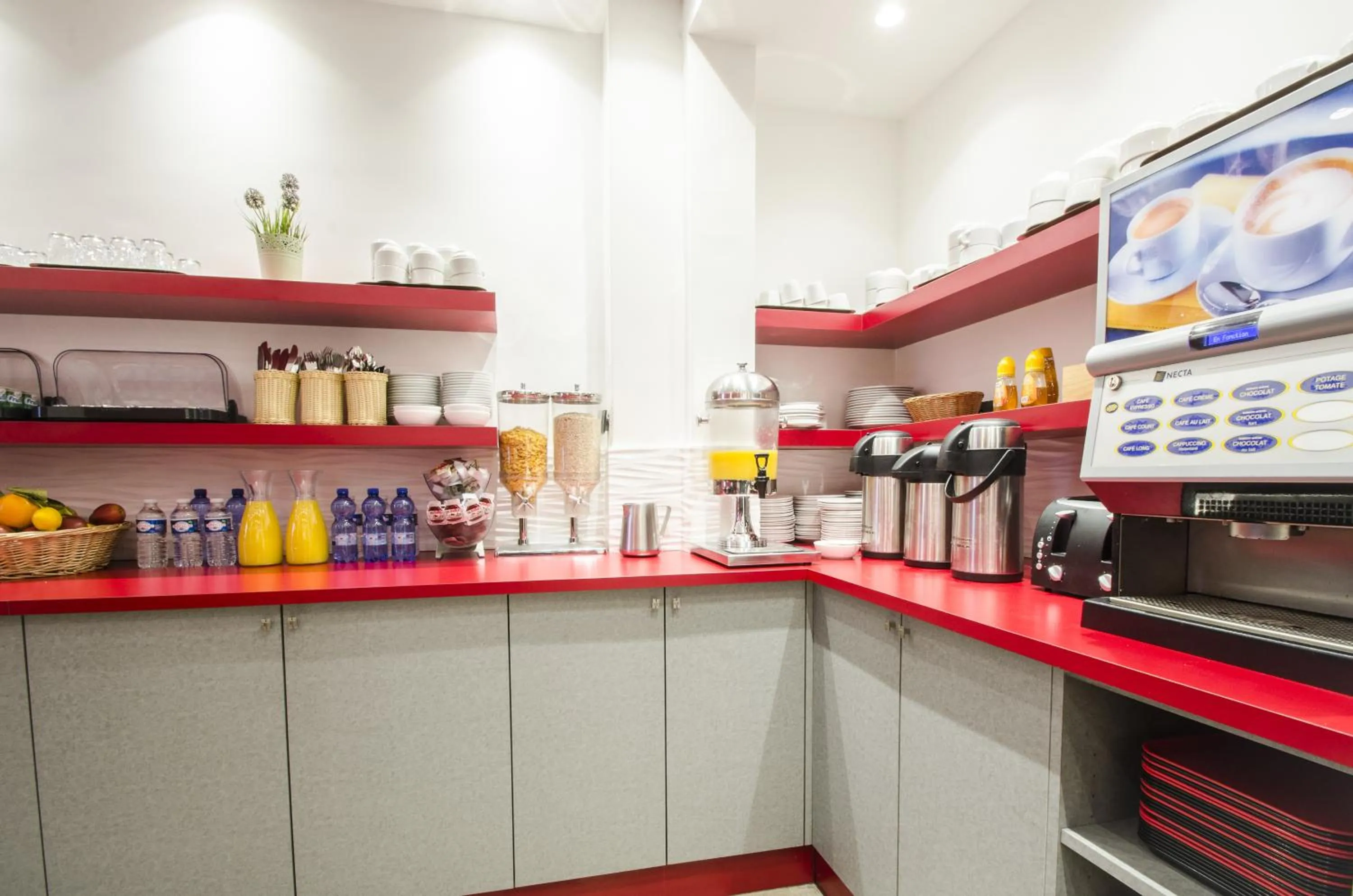 Restaurant/places to eat in Hotel Migny Opéra Montmartre