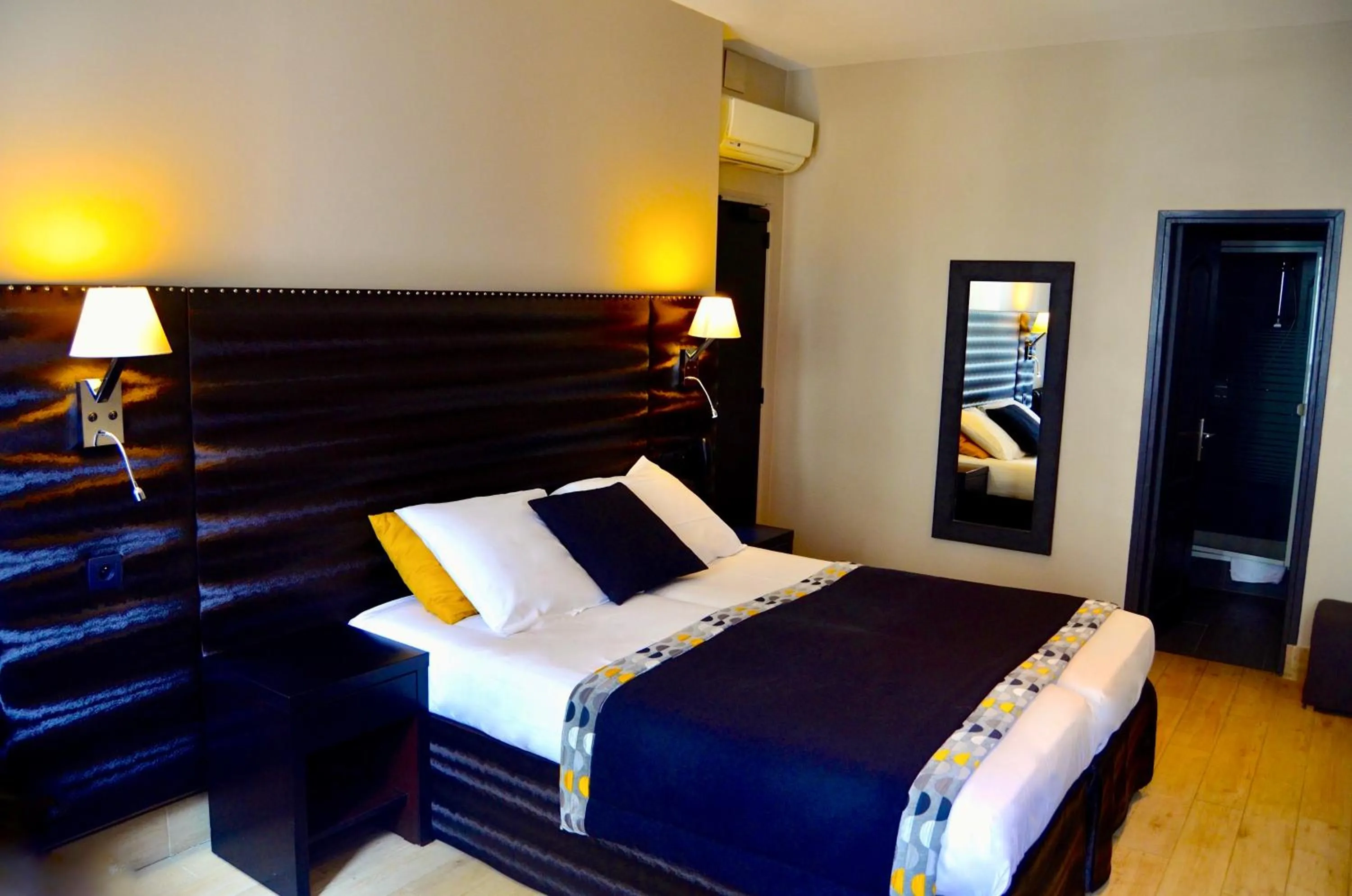 Bed in Hotel Migny Opéra Montmartre