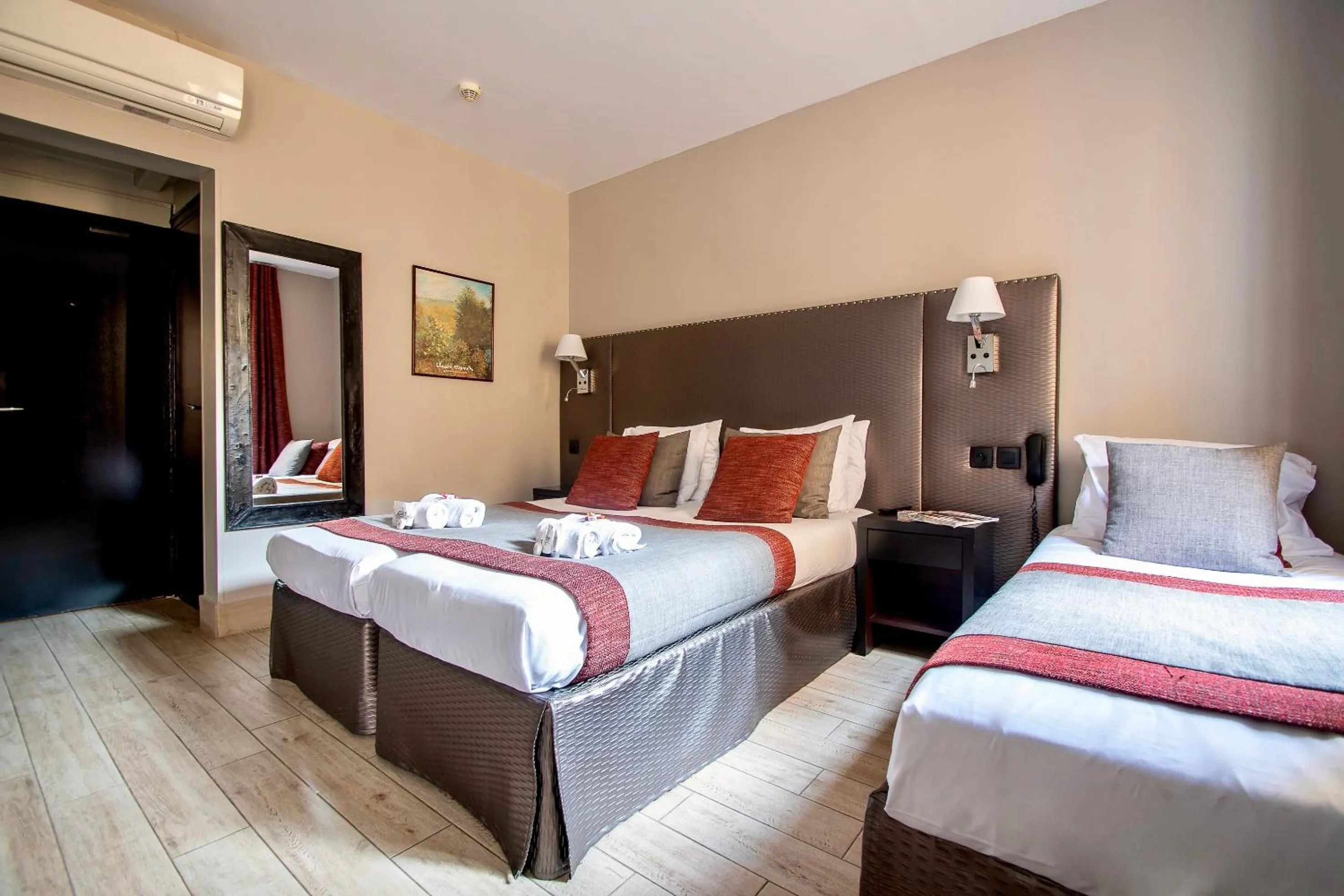 Bed in Hotel Migny Opéra Montmartre